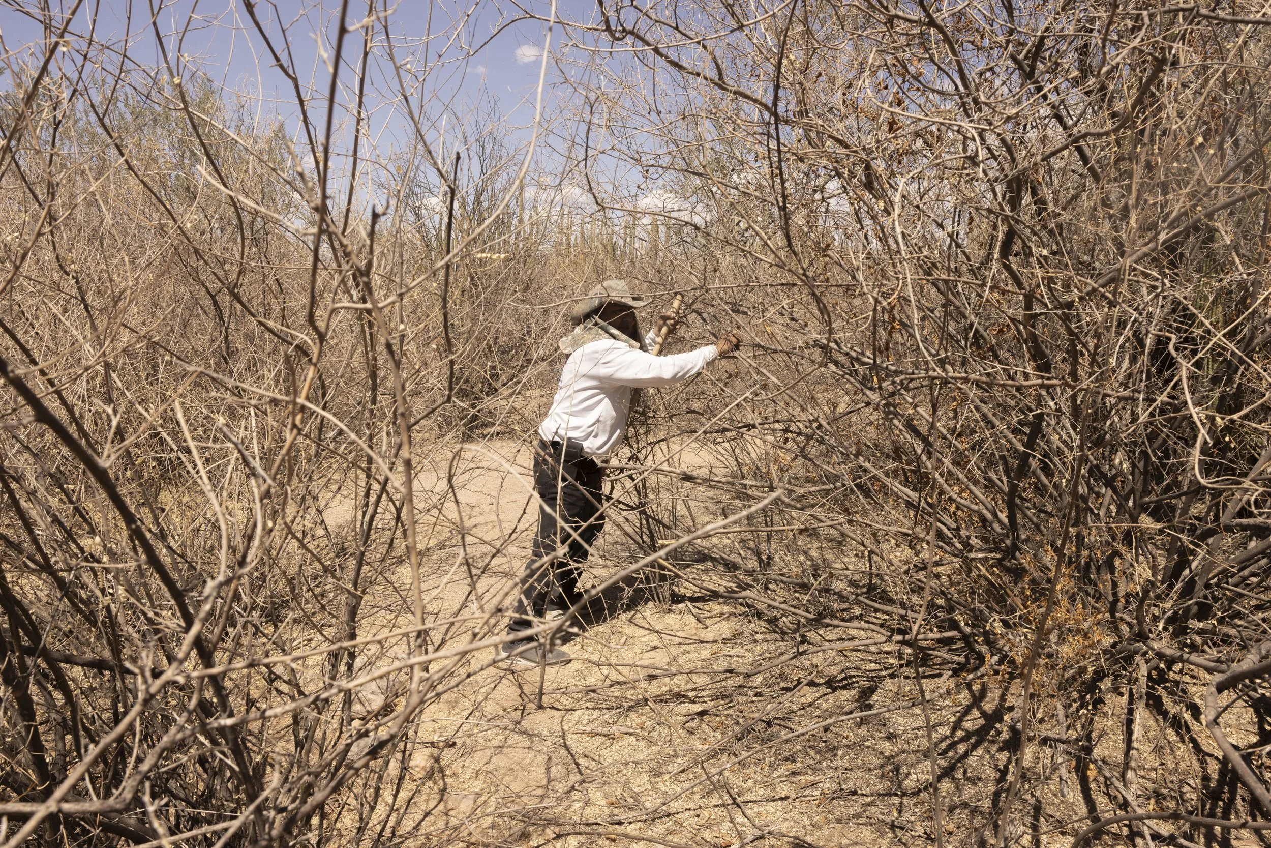 Cristóbal moves through difficult terrain.
Madres Buscadoras, Sonora.
