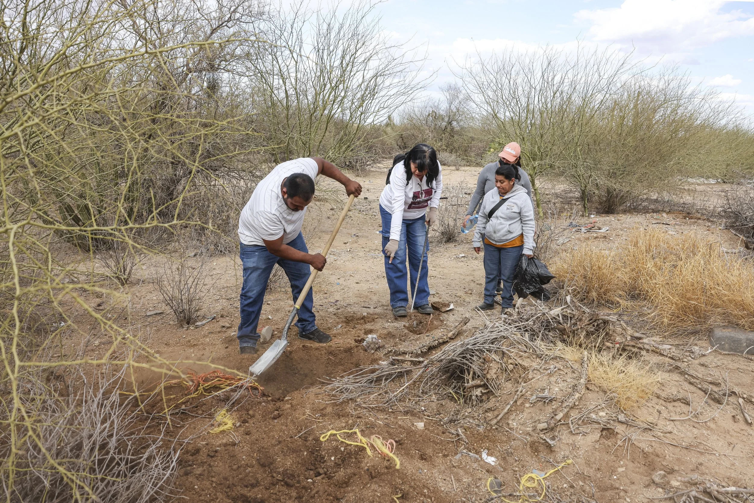 Members dig for traces.
Sonora desert.