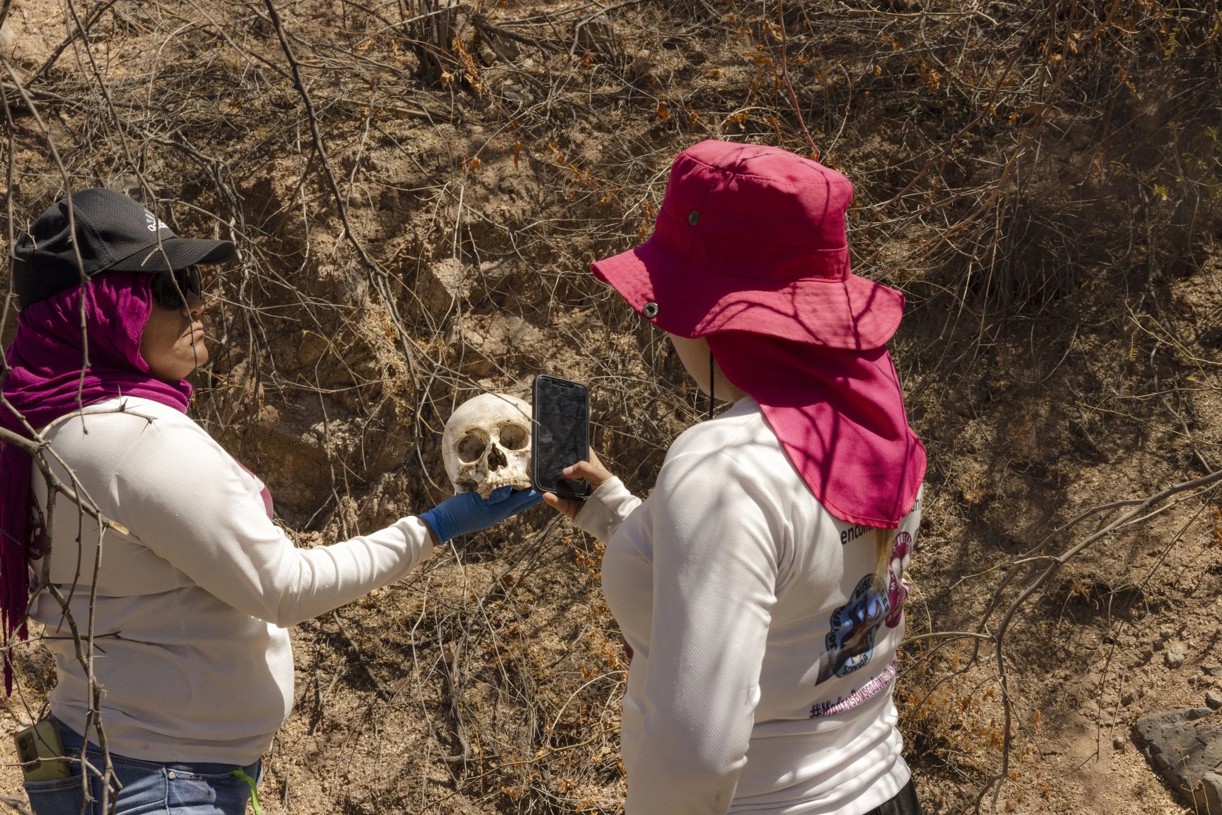 Ana Luisa and Jennifer photograph the remains.
Posted to Facebook in hope of identification.