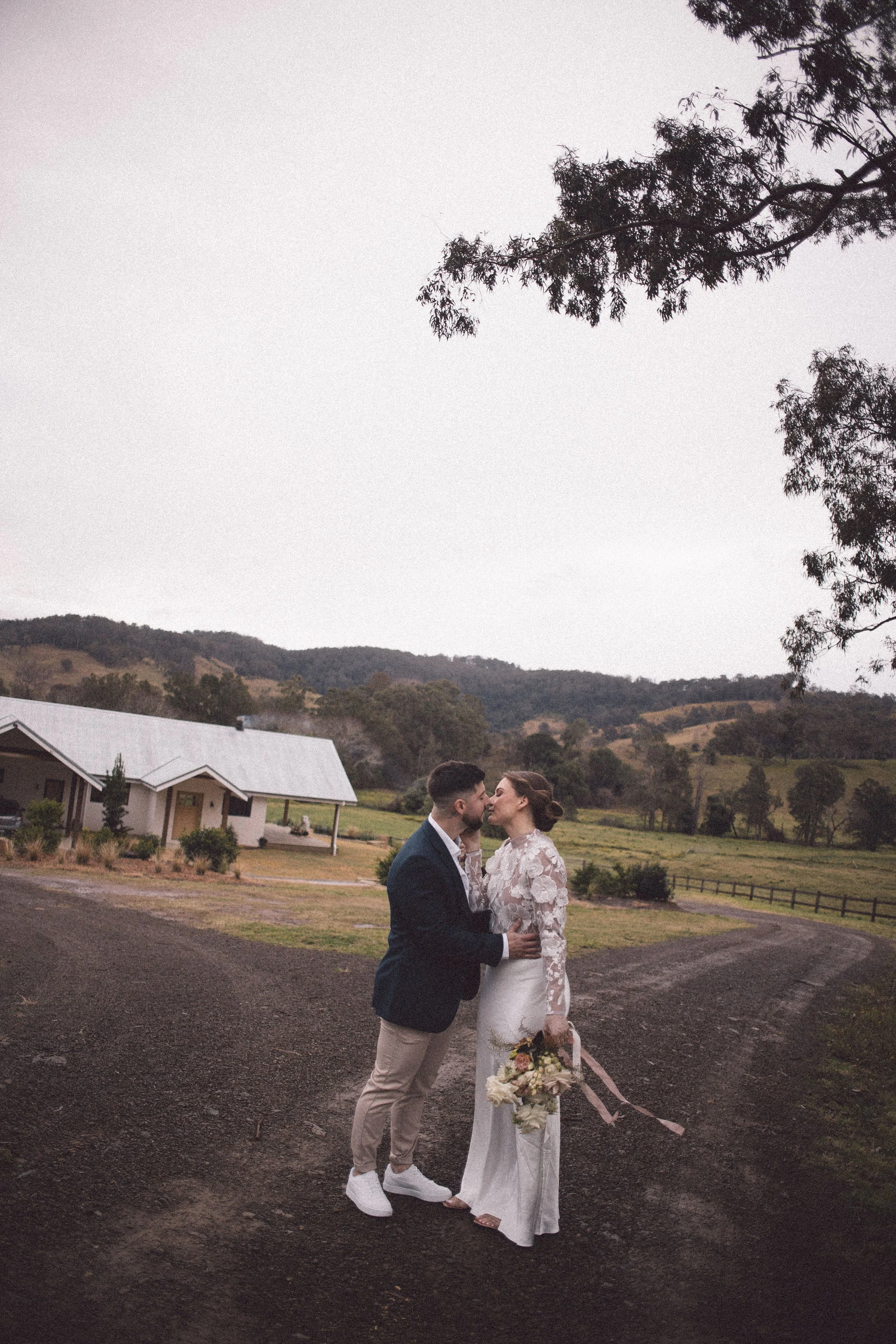 AlanaPerry-WeddingWallaringaFarm-205.jpg