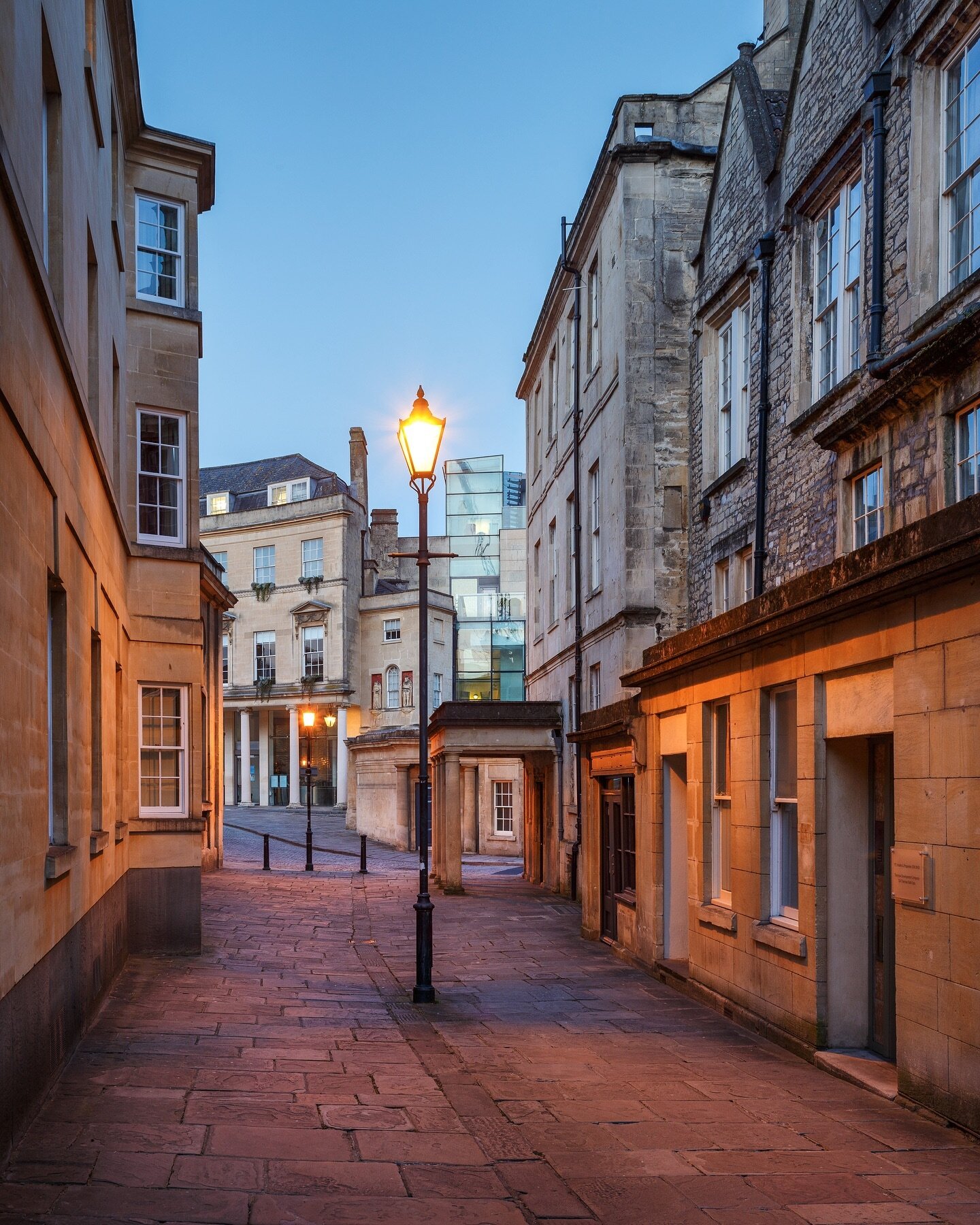 Take a detour in the centre of Bath and discover magical alleyways that are filled with heaps of atmosphere. By day they are a wonderful place to seek out but by night really come alive often bathed in soft light under evening skies 🤩
.
.
.
.
.
#bat