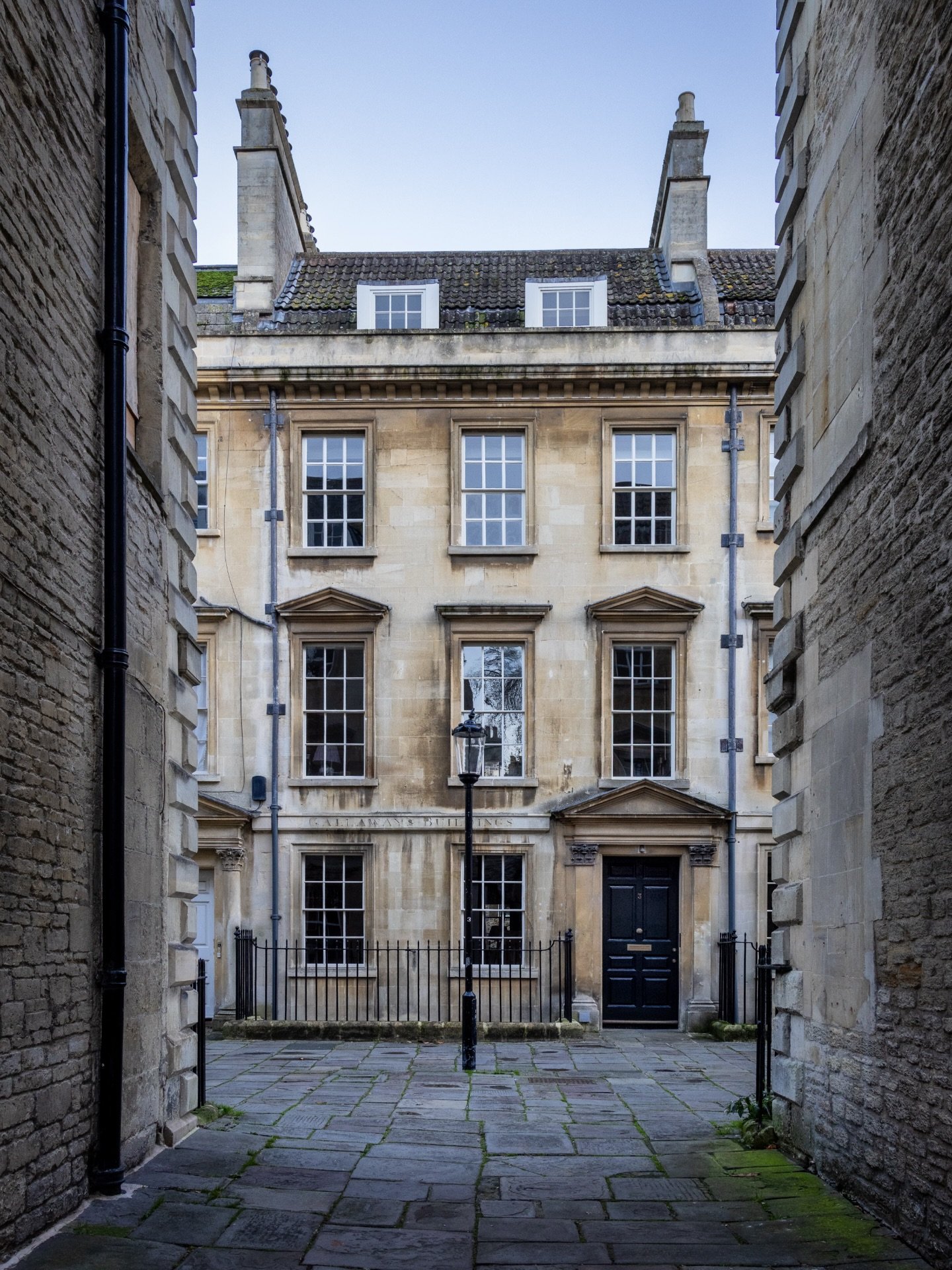 Planning a Bath city break? This hidden
corner should be on your list making the perfect accompaniment when exploring the wonderful Christmas market close by ⭐️🎄 
The area around North Parade is a delight and Galloway&rsquo;s Buildings has that quin