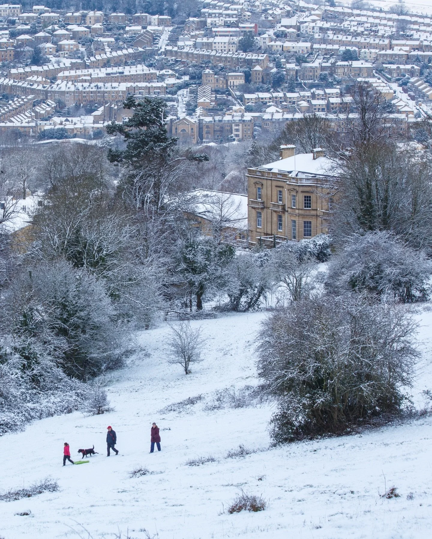 Snow days in Bath ❄️ 
Doing a little dance to entice the weather gods to bring us a little bit of the white stuff as Bath does look incredibly beautiful under a blanket of magic.

#bath #snow #wintergram