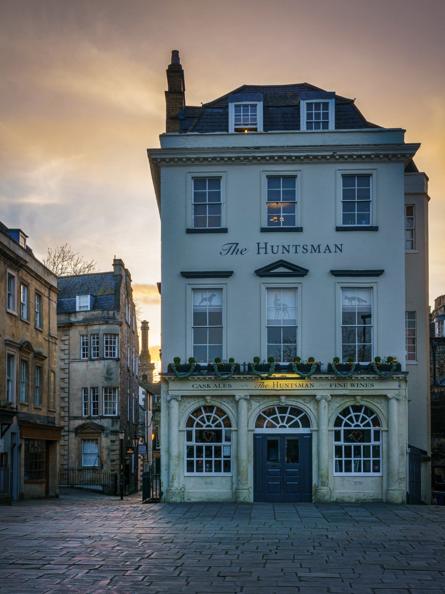 A moment of calm as the light fades at the Huntsman in Bath where alleyways and hidden corners take on an enchanting atmosphere, transforming familiar places into something worth exploring as the last light of the sun disappears.

#dusk #bath #bathuk