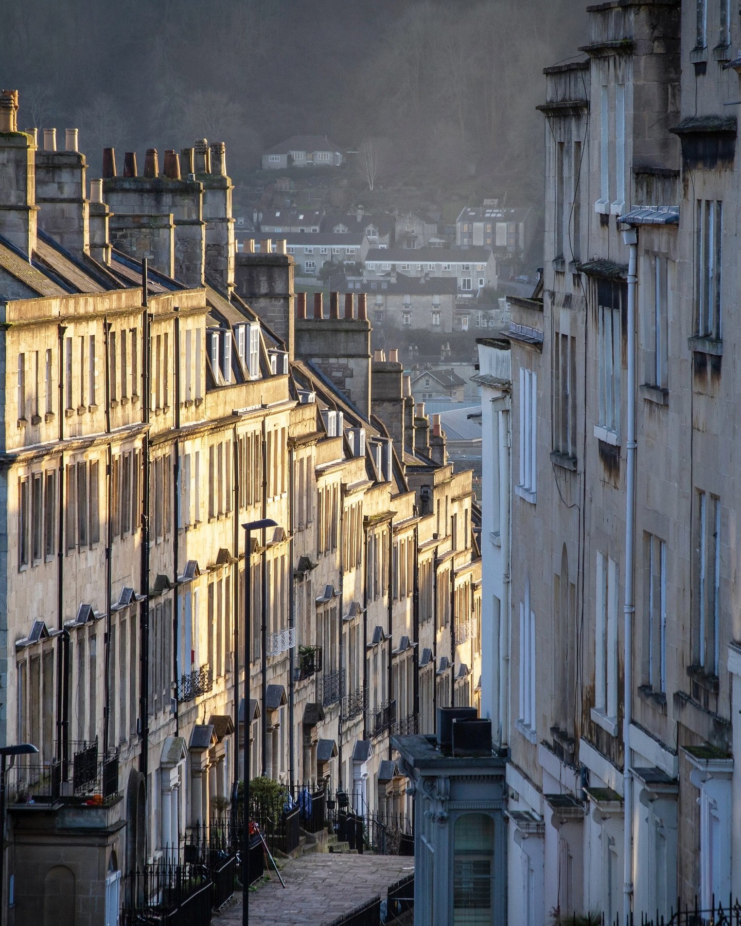 Last light on Lansdown Hill where the views are incredible☀️ 

Bath is a unique place where the &lsquo;bowl like&rsquo; nature of its setting allows for fabulous viewpoints from all around.
Venture up many of the streets to experience glorious scener