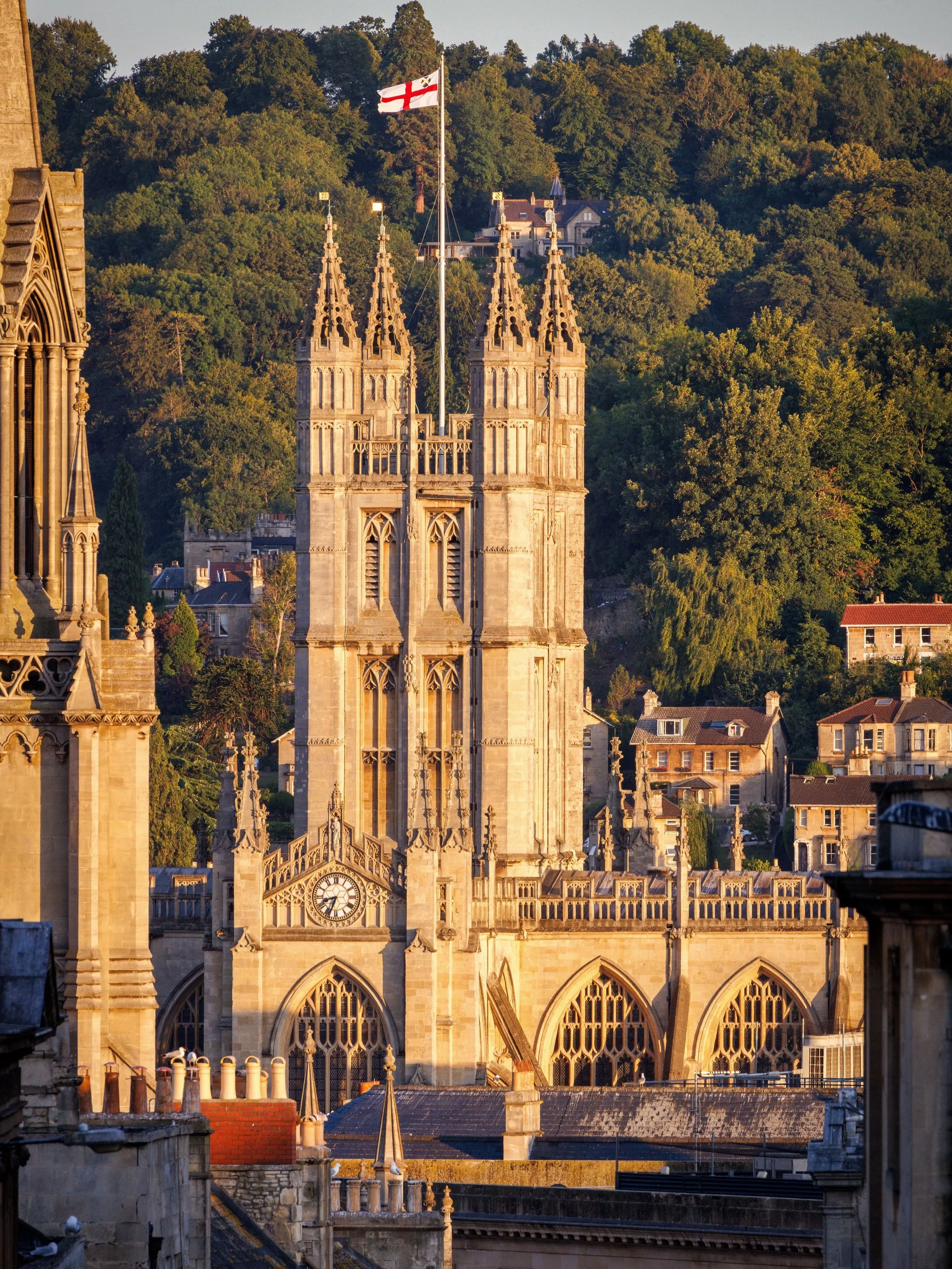 Bath Abbey glowing warmly on a sunny September day is a sight to behold. Even as the surrounding city slips into shadow, the majestic stone tower seems to catch every last ray. ☀️ 

#bathabbey #bathuk #september #sunshine
