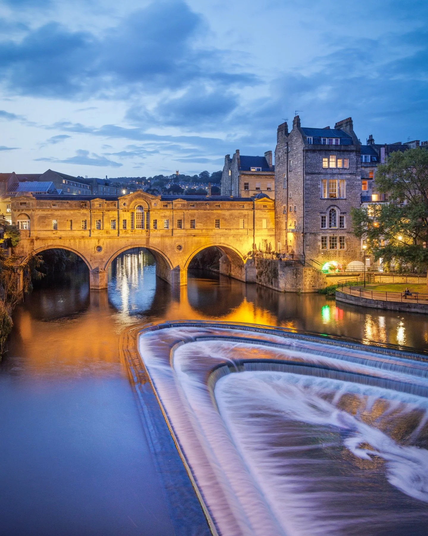 Twilight brings a charm all of its own to Pulteney Bridge. Especially when the heat of the summer gives way to cooler temperatures beside the beautiful River Avon, it can be a wonderful relief and opportunity to enjoy Bath&rsquo;s landmarks in a comp