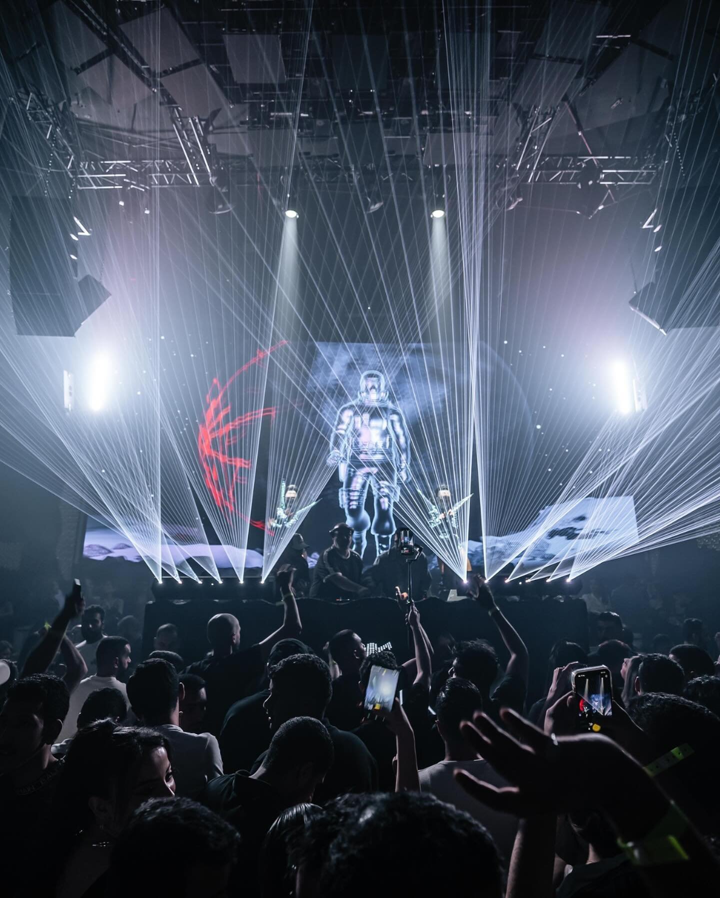 EPIK Dubai is open and is&hellip; epic! So, what to expect? The club boasts an exceptional feature: a state-of-the-art kinetic ceiling that projects onto the dance floor. The ceiling comes alive with synchronized choreography, patterns, and LED light