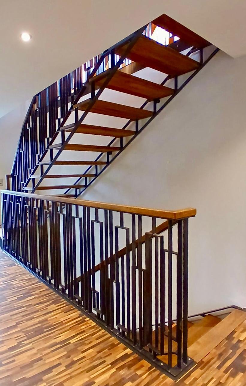 25_21_21_Treppe ganz.jpeg