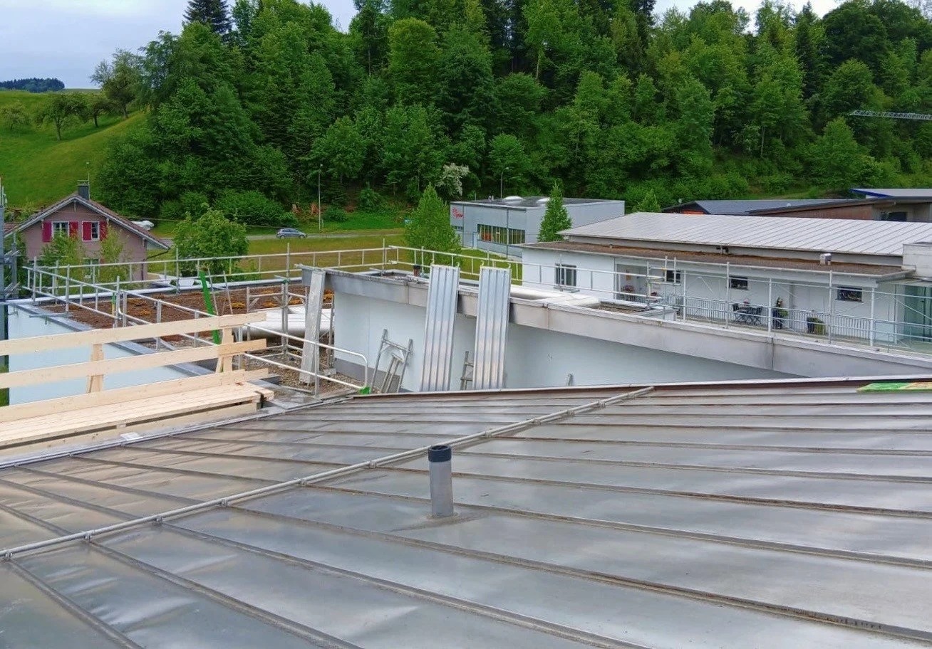 Dachsanierung und Aufbau PV-Anlage l Altersheim, Zell