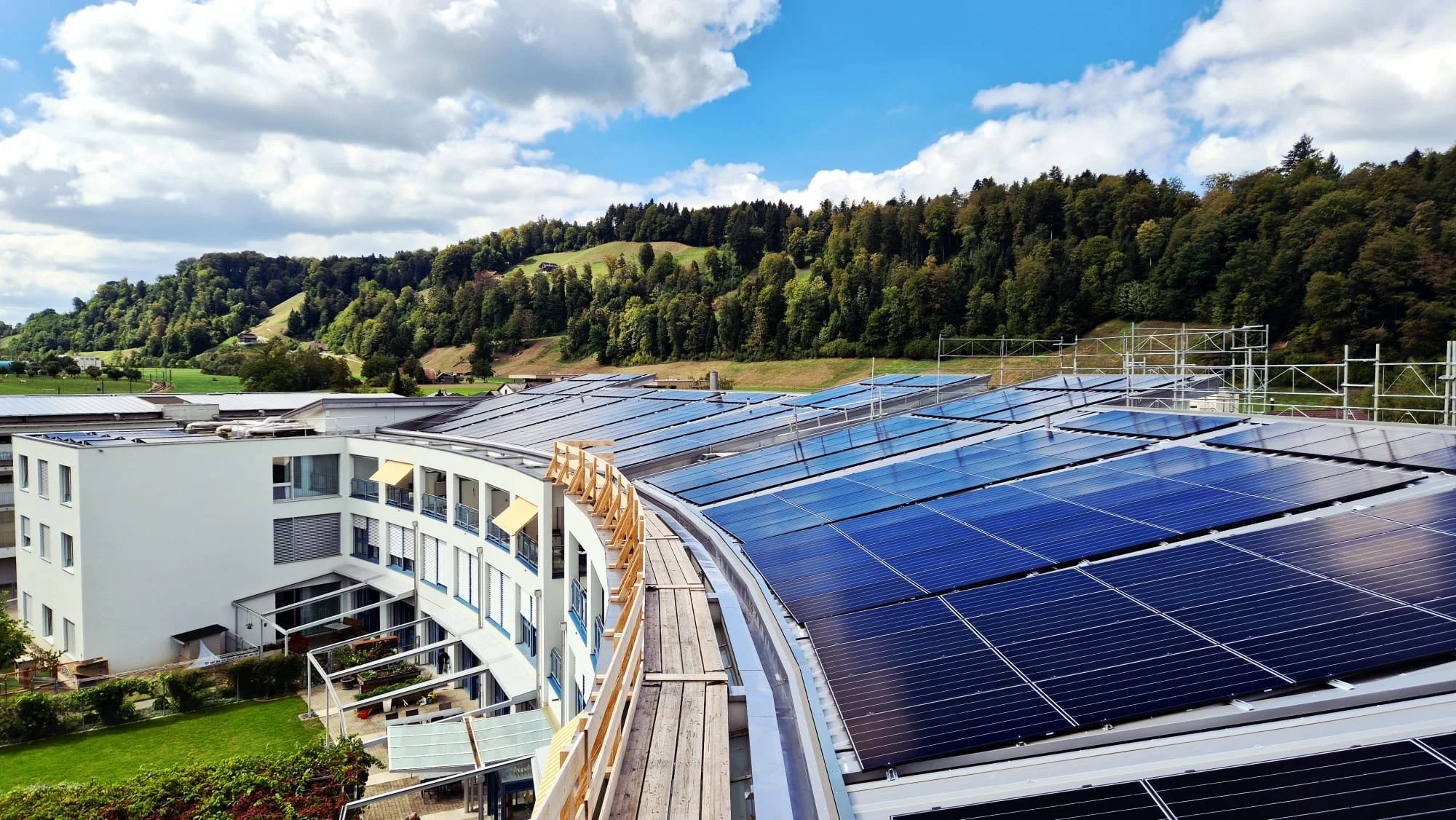 Dachsanierung und Aufbau PV-Anlage l Altersheim, Zell