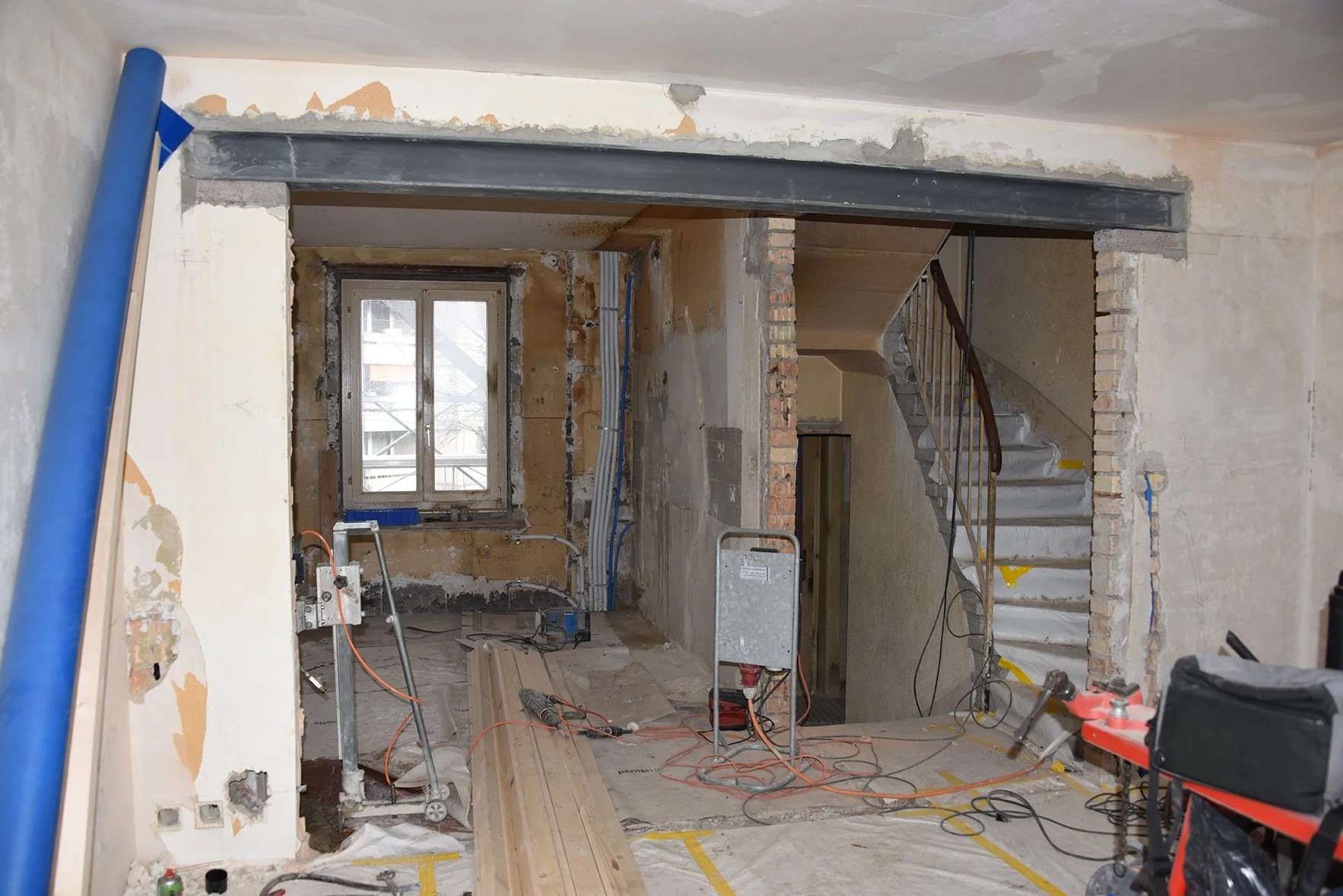 24_Wohnhaus Kurmann Bern_Wanddurchbruch innen.JPG