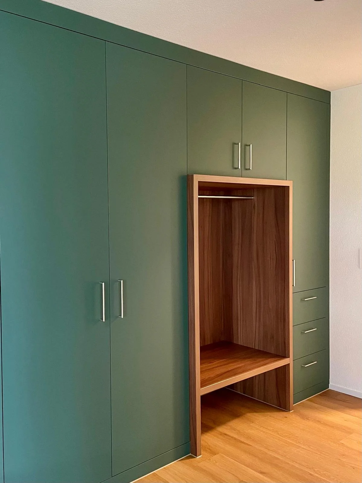 25-22-16 Garderobe grün.jpeg