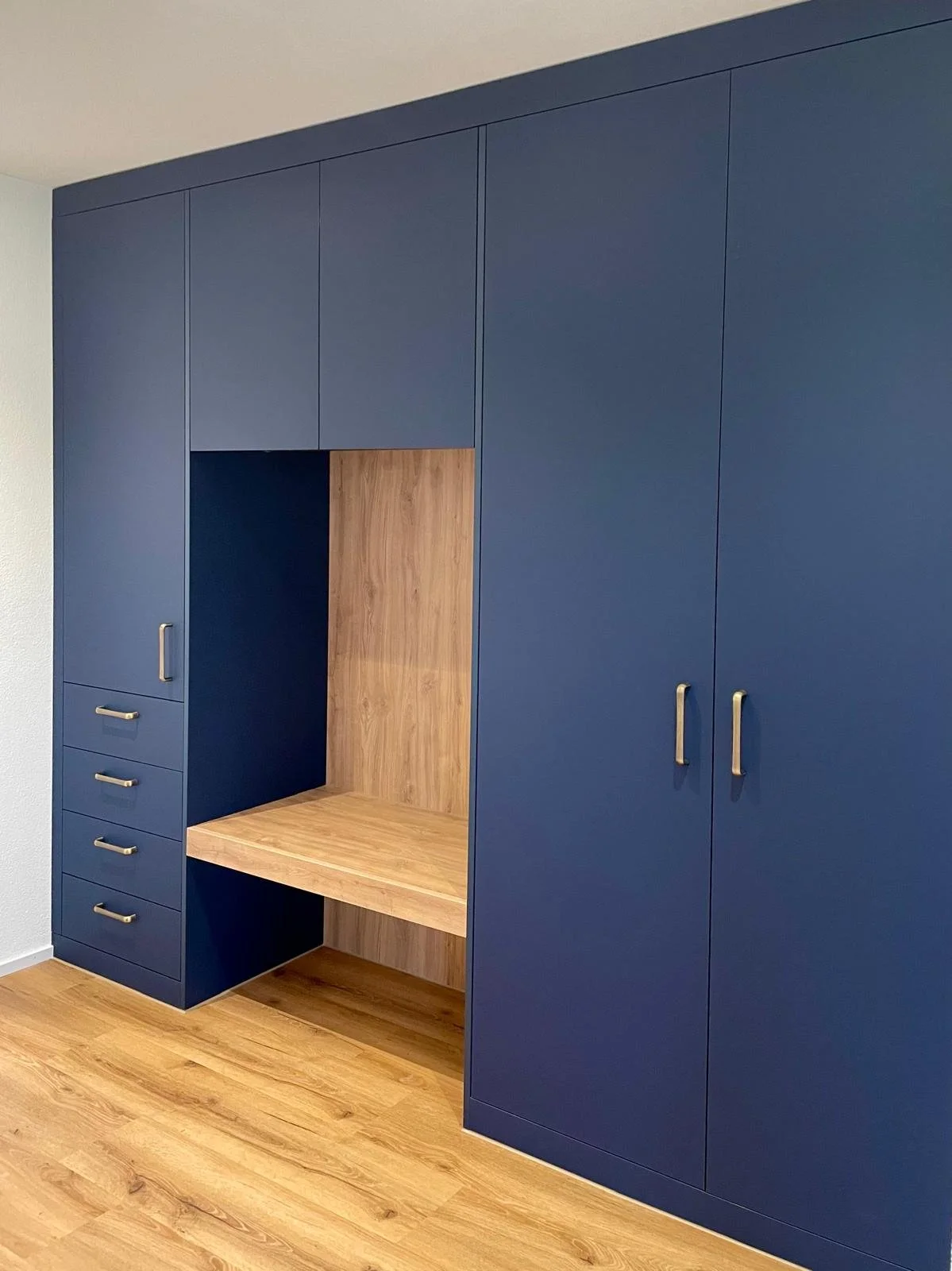 25-22-16 Garderobe blau.jpeg