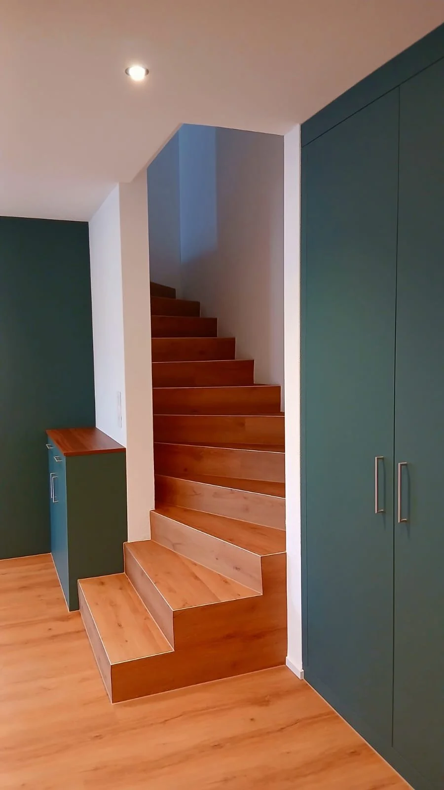 25-22-16 Treppe grün.jpeg