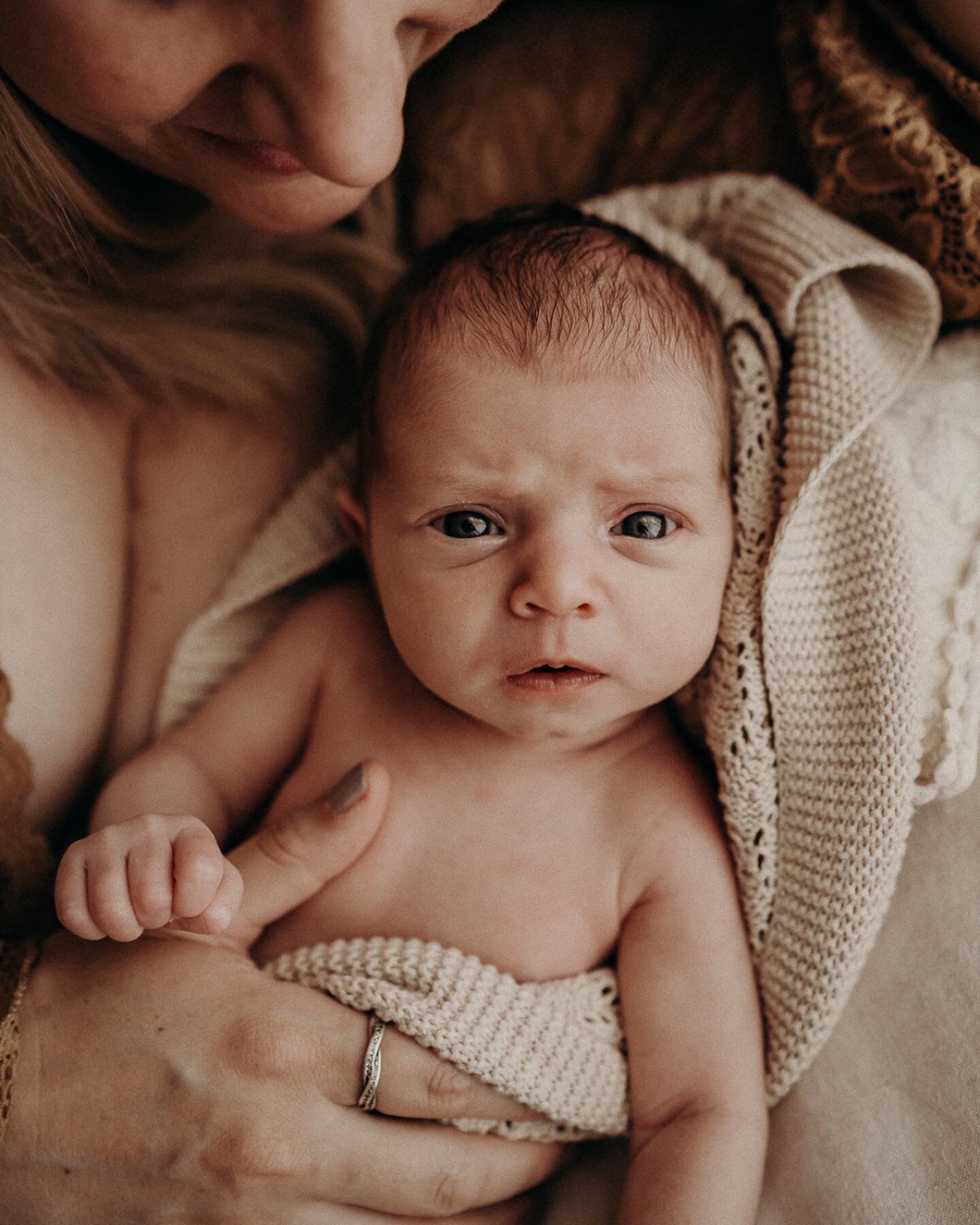 Recently, I had the absolute pleasure of photographing the most beautiful little family, and I couldn't wait to share this heartwarming experience with you all. Let me take you behind the scenes of a photoshoot that was both chaotic and fantastic in 