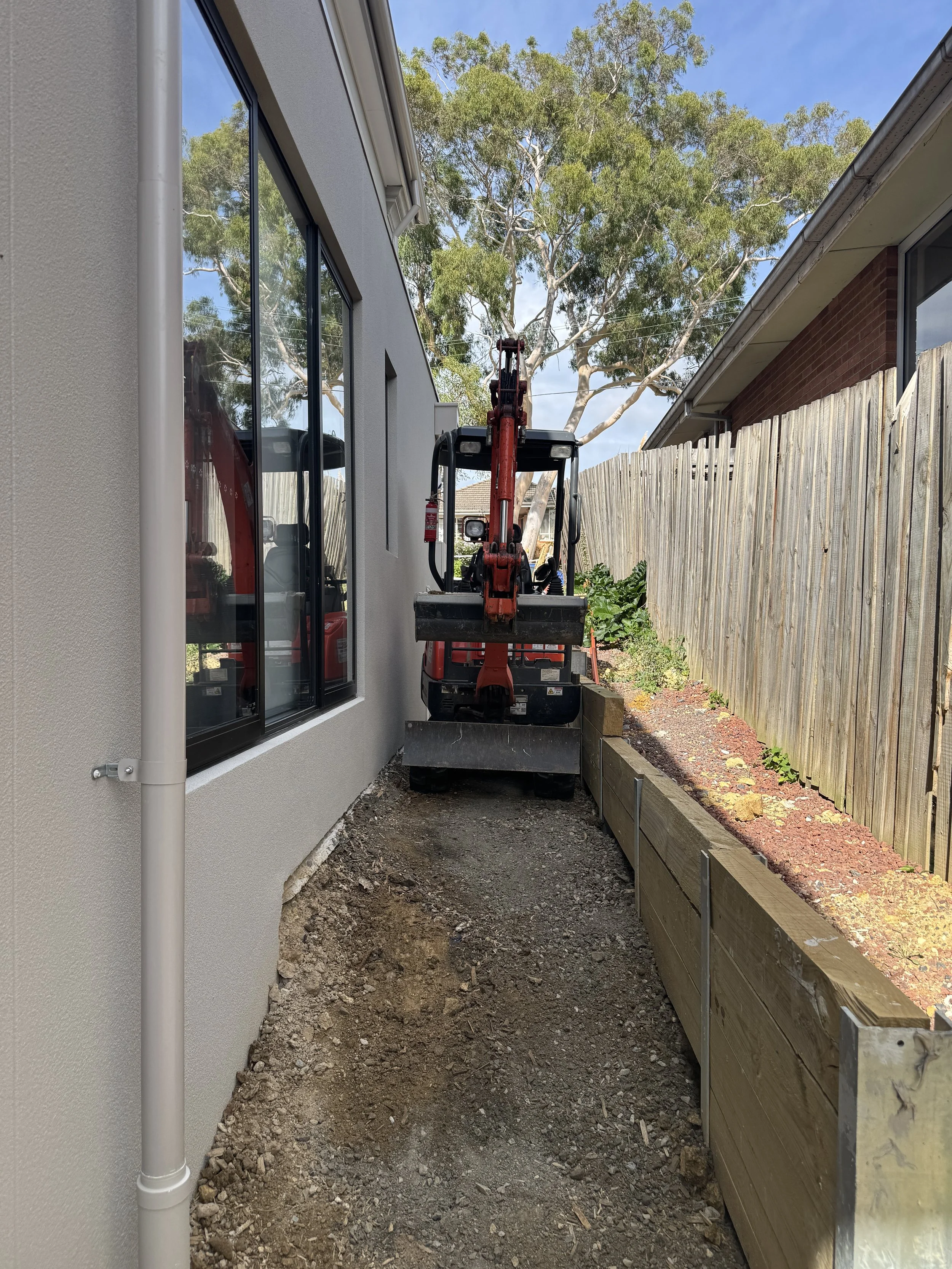 Narrow access down side of house