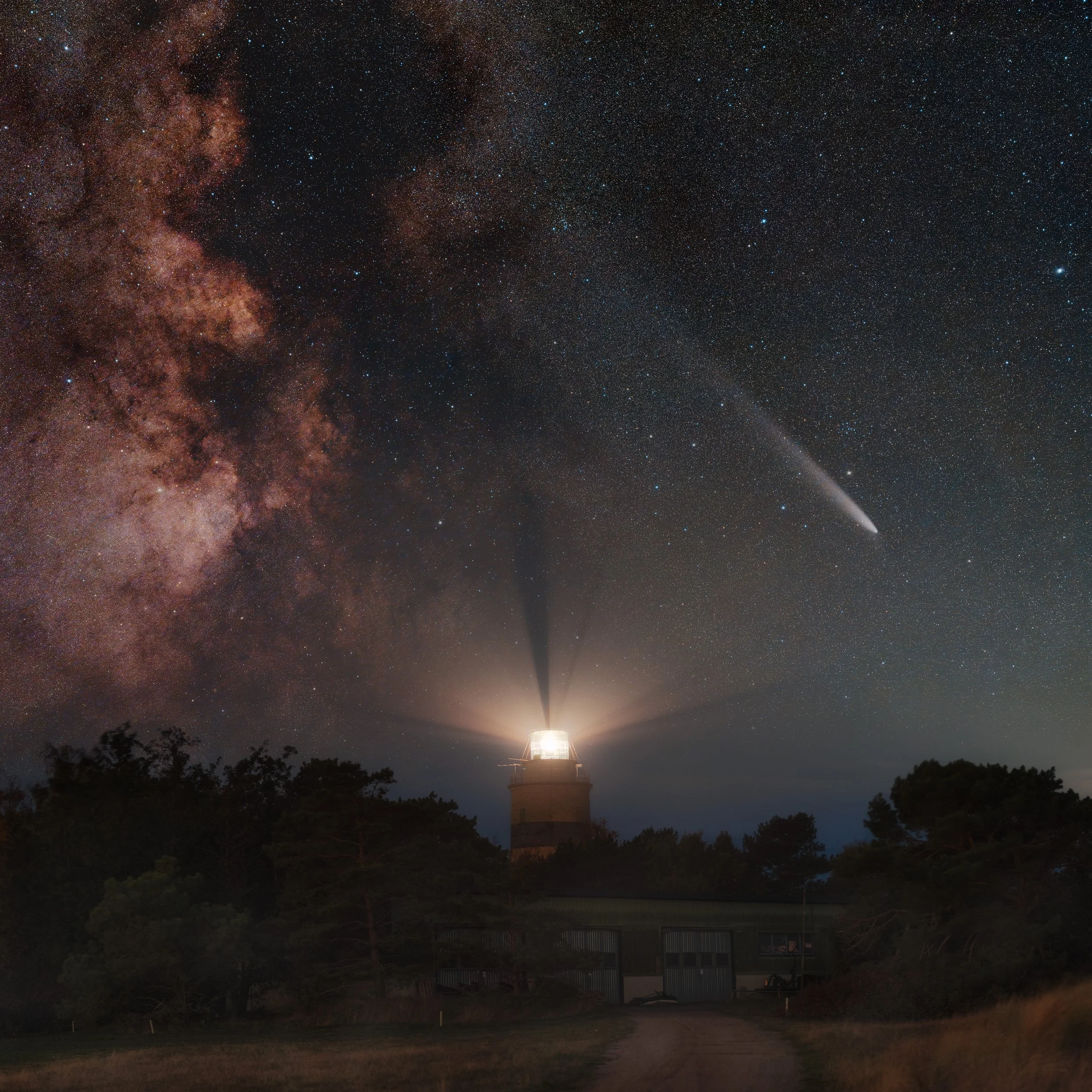 Comet & Falsterbo lighthouse.jpg