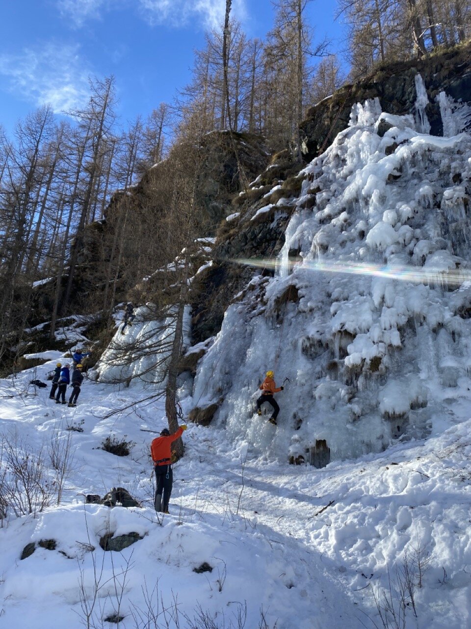 Some photos from a recent ice climbing session. Take your skills to the next level! Come and learn the basic principles with our expert guides. They will show you the ropes and axes!
Gert, in touch for more information.

Alcune foto da una recente se