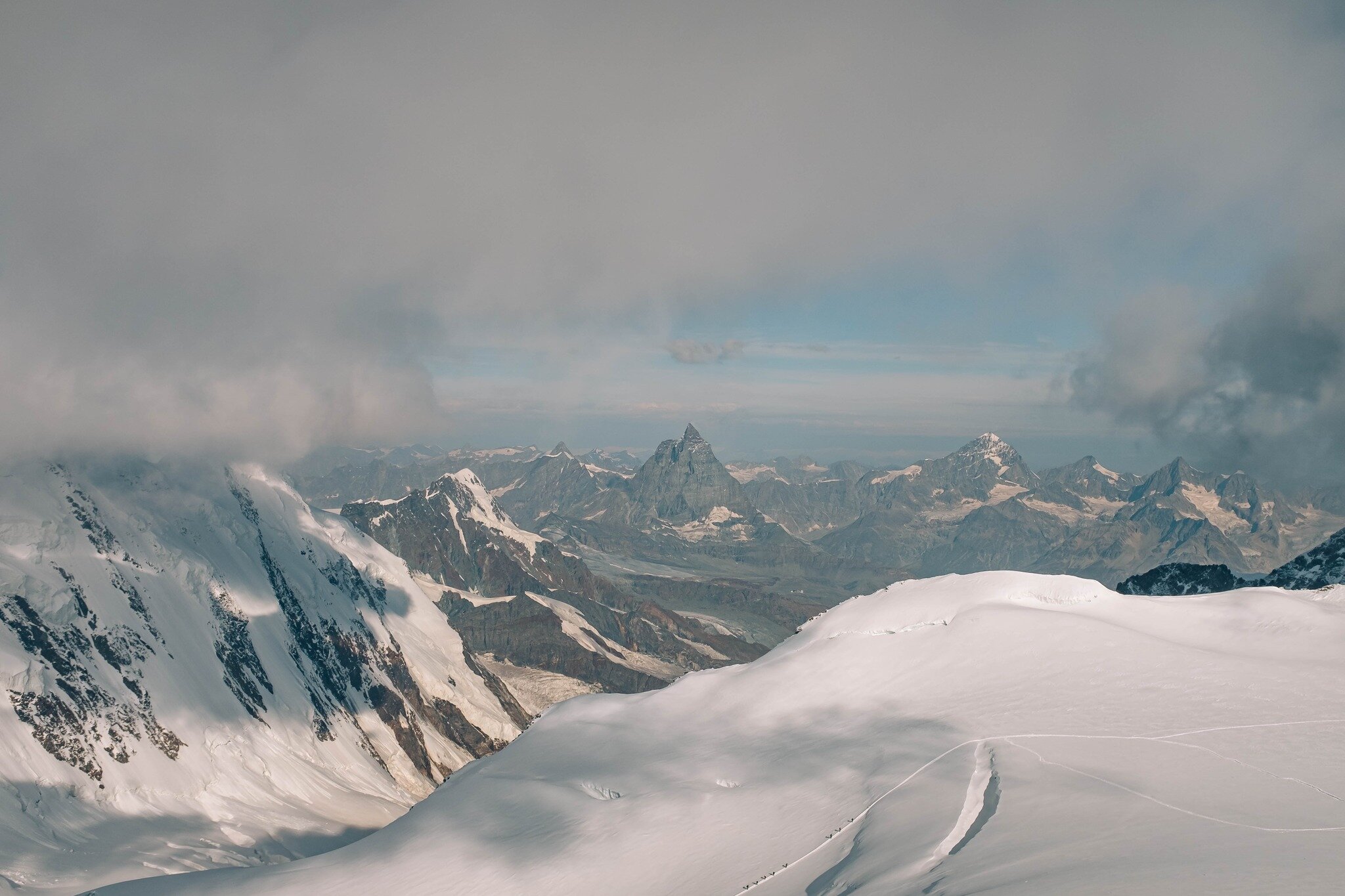 Il Monte Rosa è un massiccio montuoso nella parte orientale delle Alpi Pennine. Le Alpi si sono formate decine di milioni di anni fa, quando la placca tettonica africana si è lentamente scontrata con quella europea. La collisione delle placche ha contribuito a chiudere la parte occidentale 