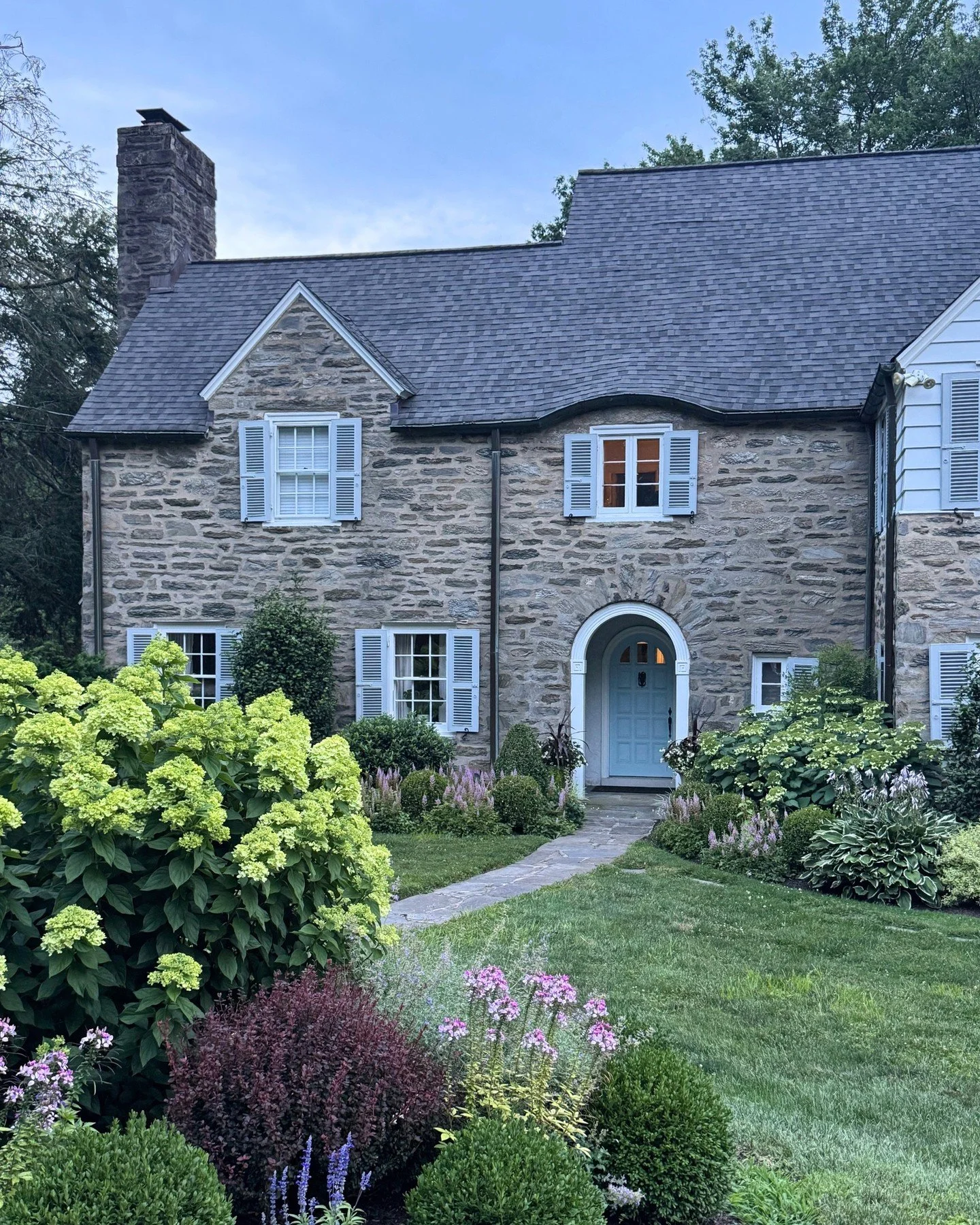 I am dreammingg of going to the Cotswolds one day but until then I shall find places around home that remind me of it while needlepointing the cottage from The Holiday 🍄&zwj;🟫