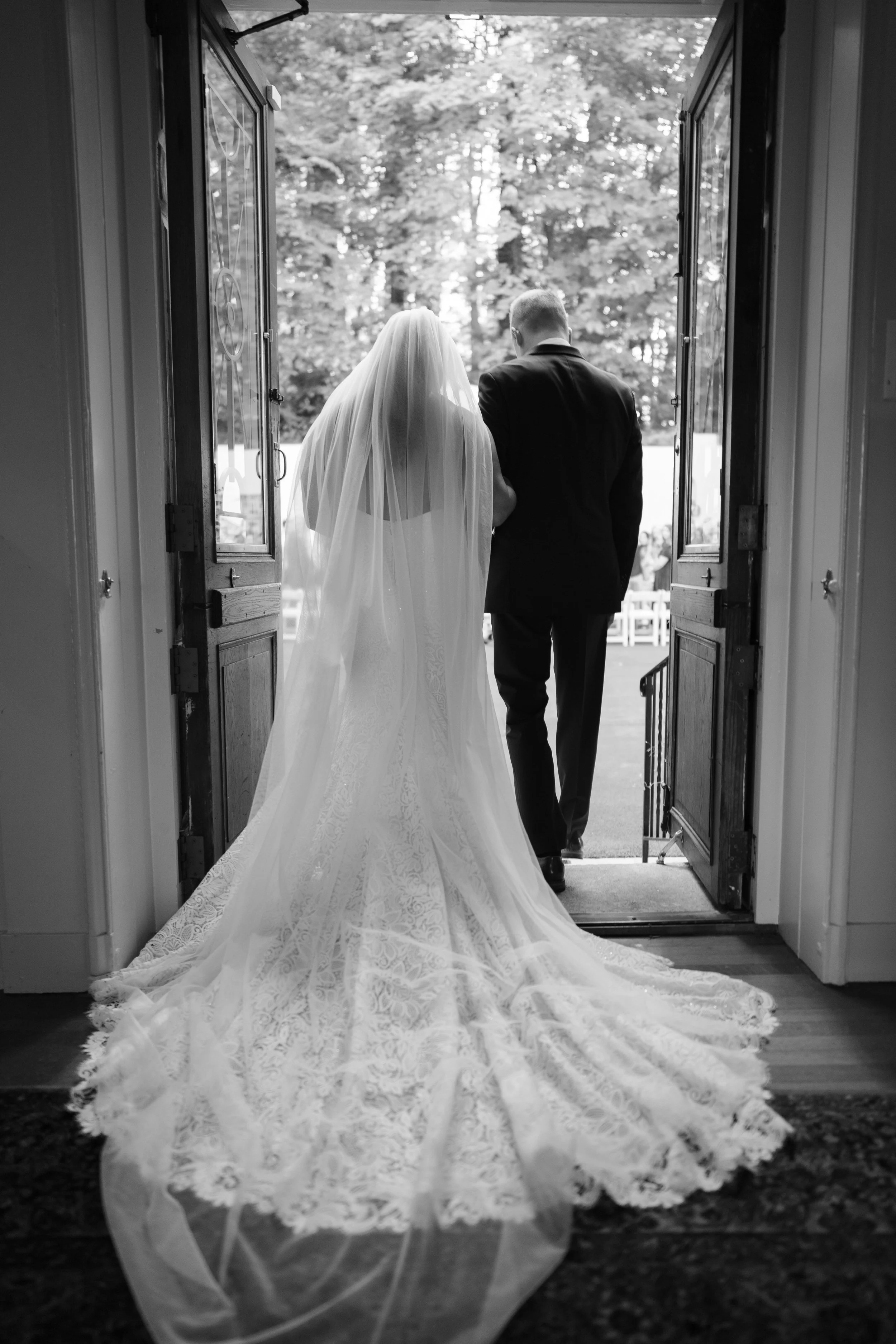 The-Willows-Villanova-Wedding-Bride-Ceremony-Entrance-Peaberry-Photography