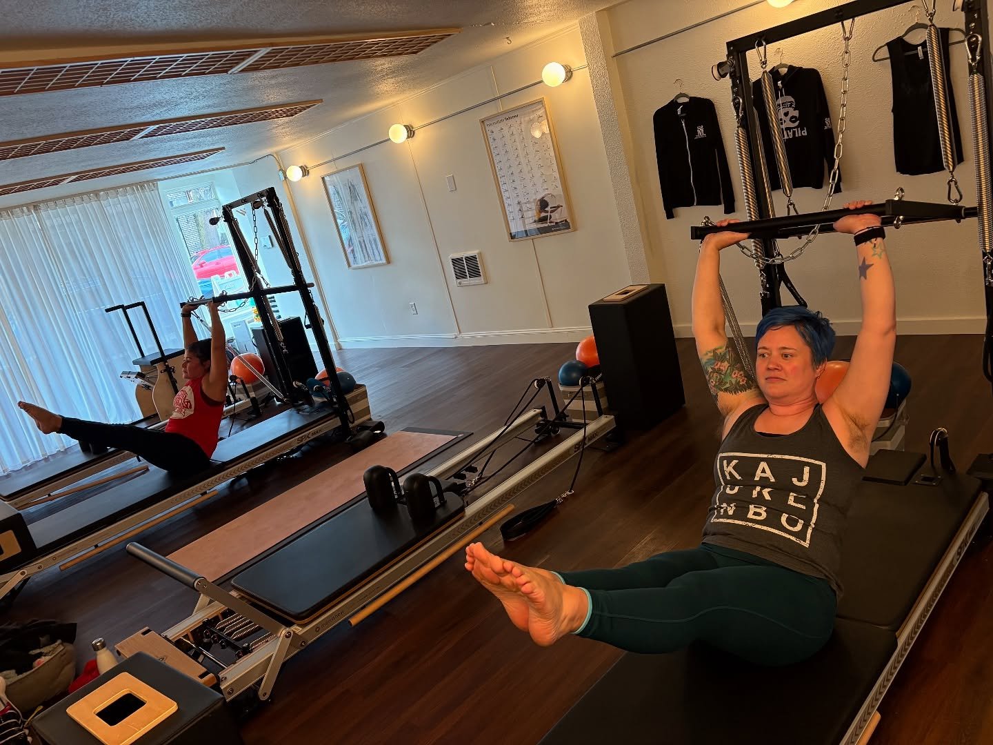 We will soon have towers on all reformers! Yay - it means new, fun ways to be challenged. My friends @tylepard and @bigtimedealmaker showing Teaser using the push thru bar. 

#seattlepilates #pilatesreformer #pilatestower #seattlereformerpilates #sea
