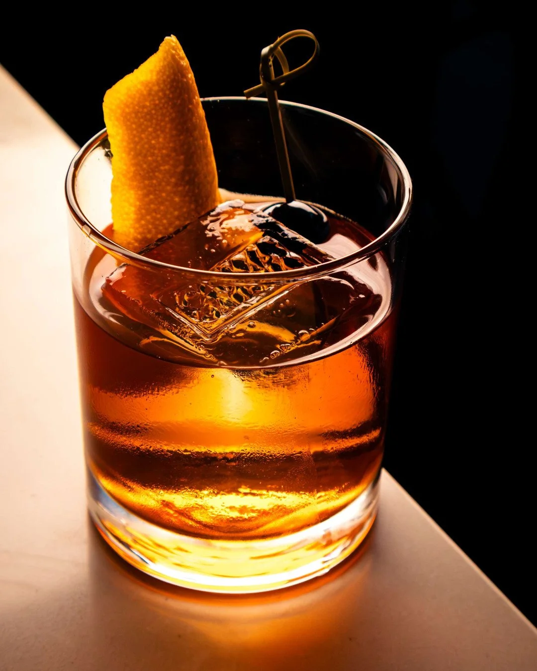 Golden light. Smooth bourbon. A touch of orange.
The Old Fashioned, perfected at Chama&rsquo;s bar.

#OldFashioned #ChamaGaucha #ChamaBar #SignatureCocktails #BourbonLovers #CocktailSeries #DrinkWell #ClassicCocktail #BartendersChoice #CocktailHour #