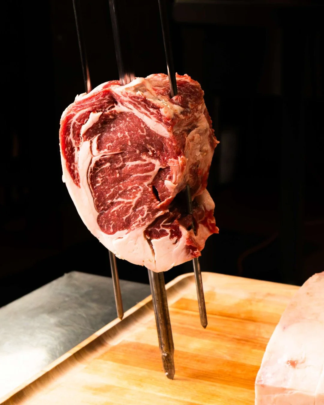 The art of churrasco begins with the perfect cut. 🥩USDA Prime ribeye, marbled to perfection and ready for the flame.
#ChamaGaucha #LuxuryDining #SteakLovers #FineDining #Churrasco #USDAPrime #Dallas #Chicago #Houston #SanAntonio