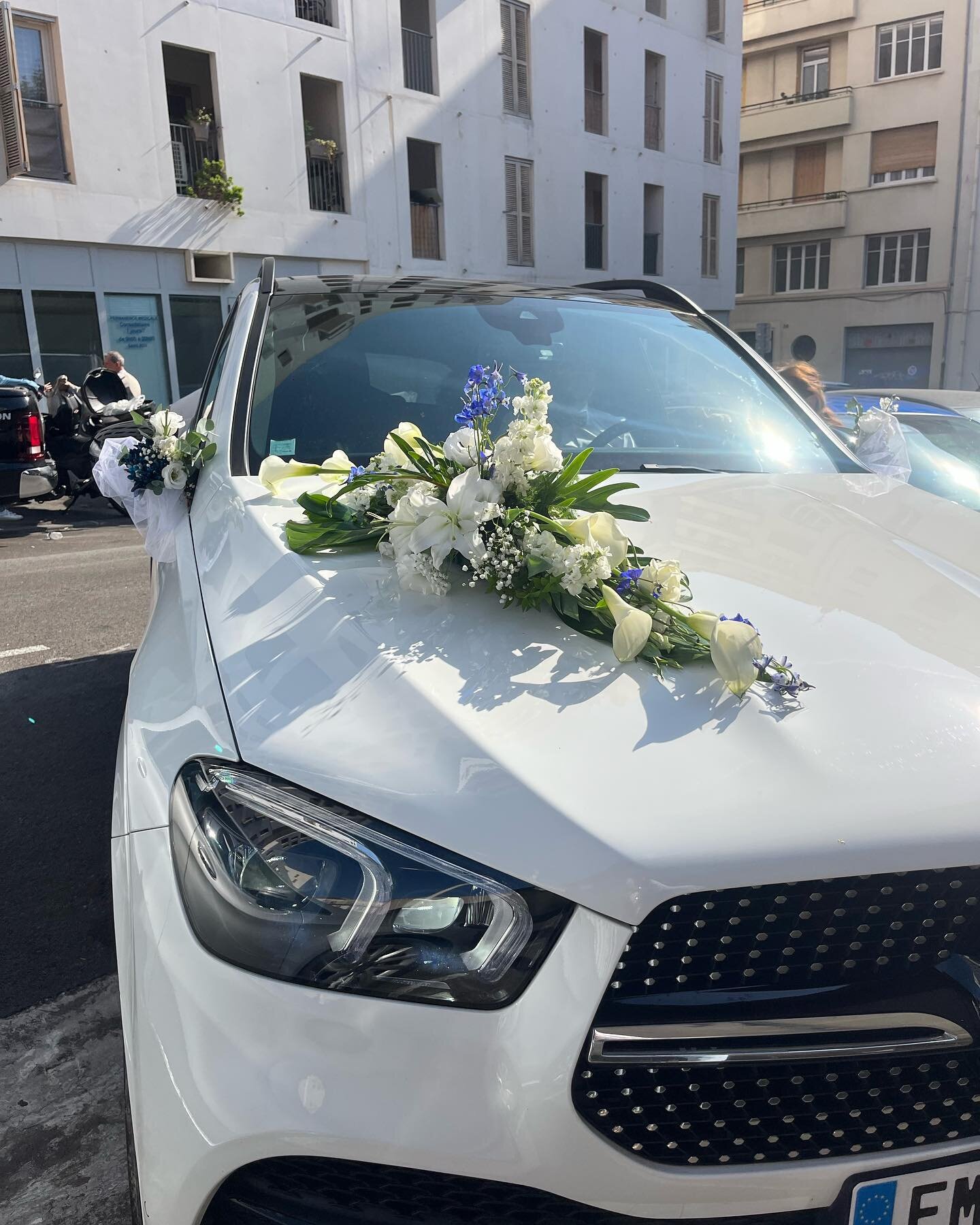 D&eacute;coration florale de la voiture des mari&eacute;s 🤍🌸

#wedding #mariagevarois #mercedes #fleurs