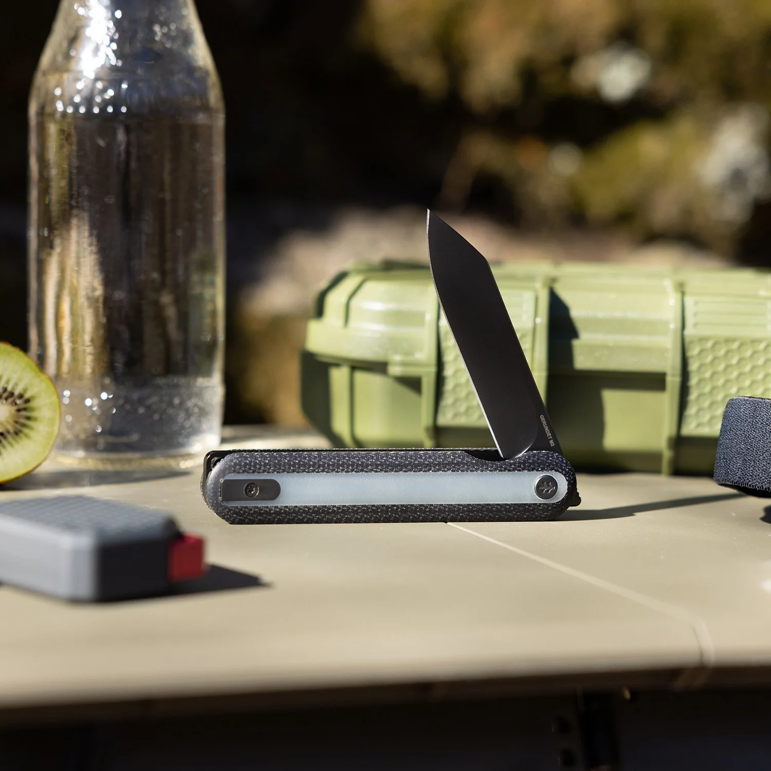 Gerundet_Jade Black Micarta M2_Lifestyle_PDP 1.jpg
