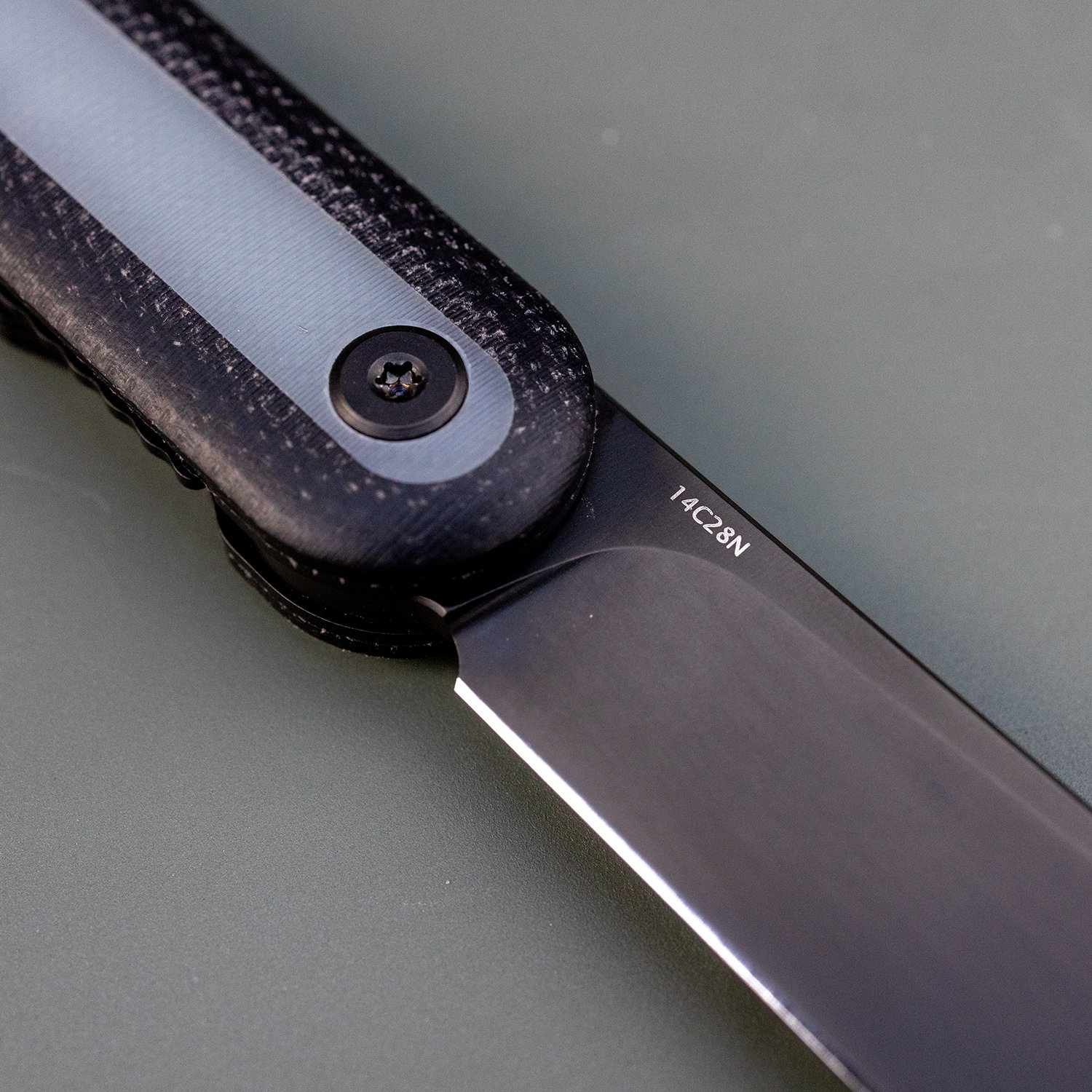 Gerundet_Jade Black Micarta M2_Lifestyle_PDP 5.jpg