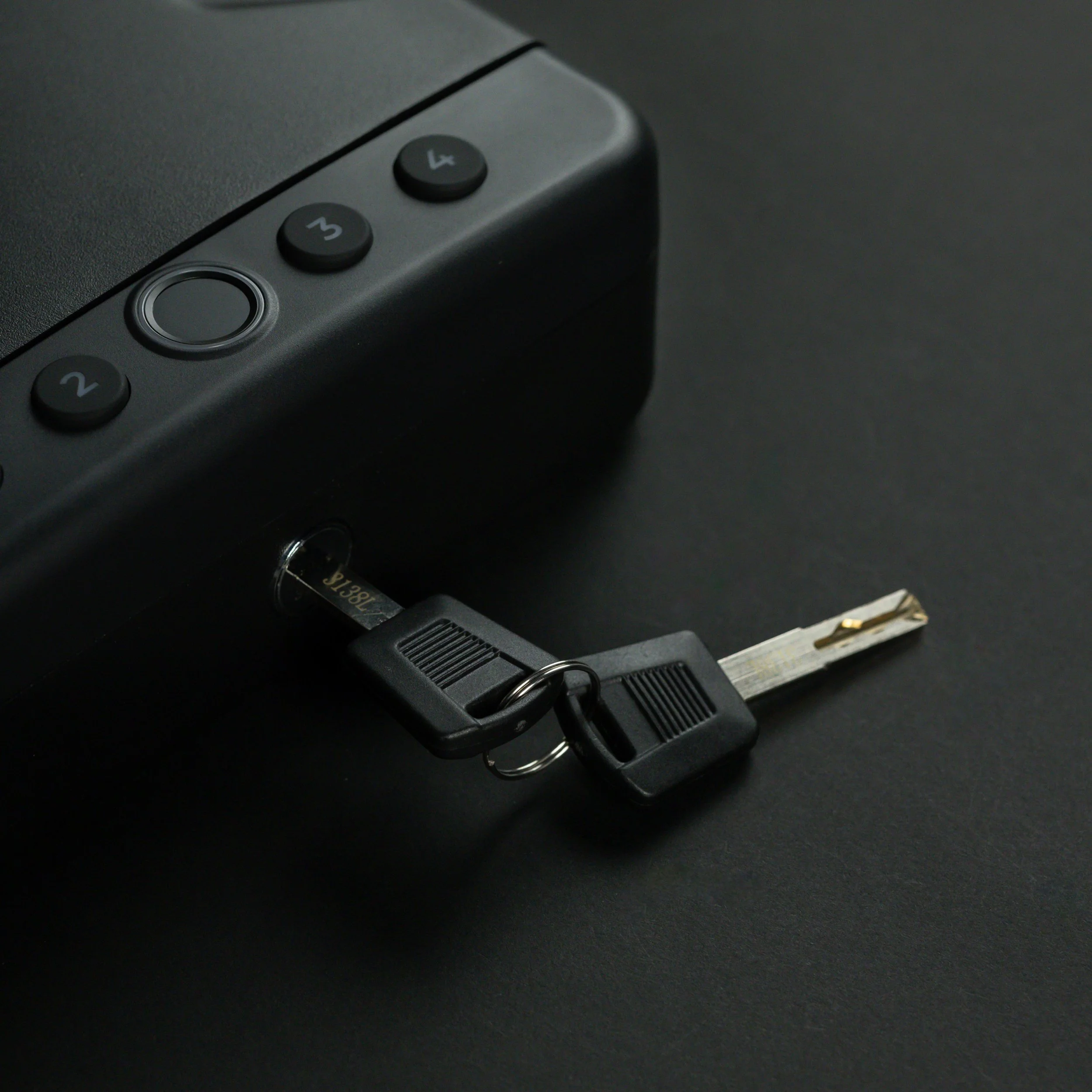 WÄCHTER 100 - Portable Biometric Safe_Blk Studio Photos-10-29.jpg