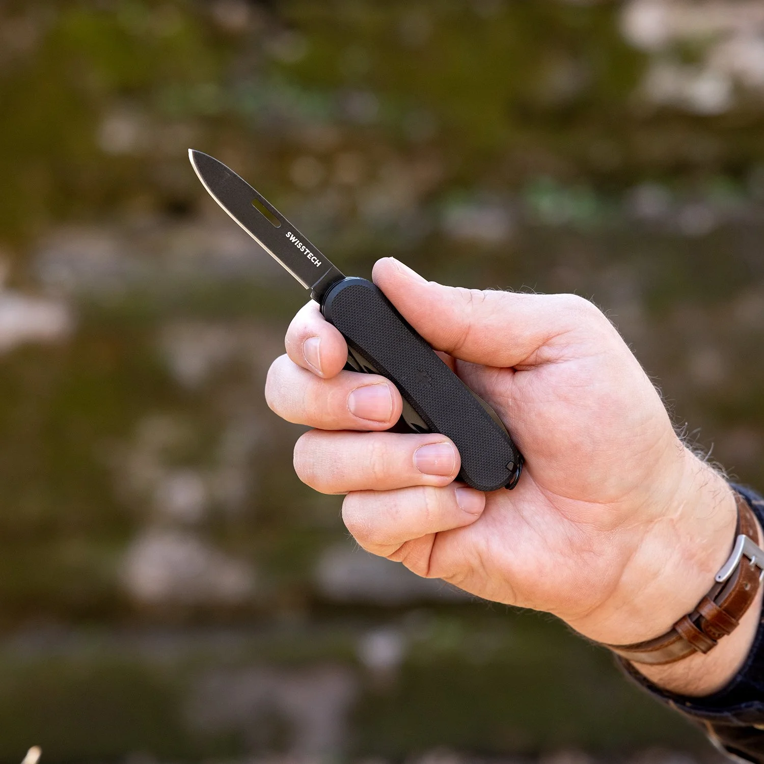 Helfen_Black_Lifestyle_PDP 1.jpg