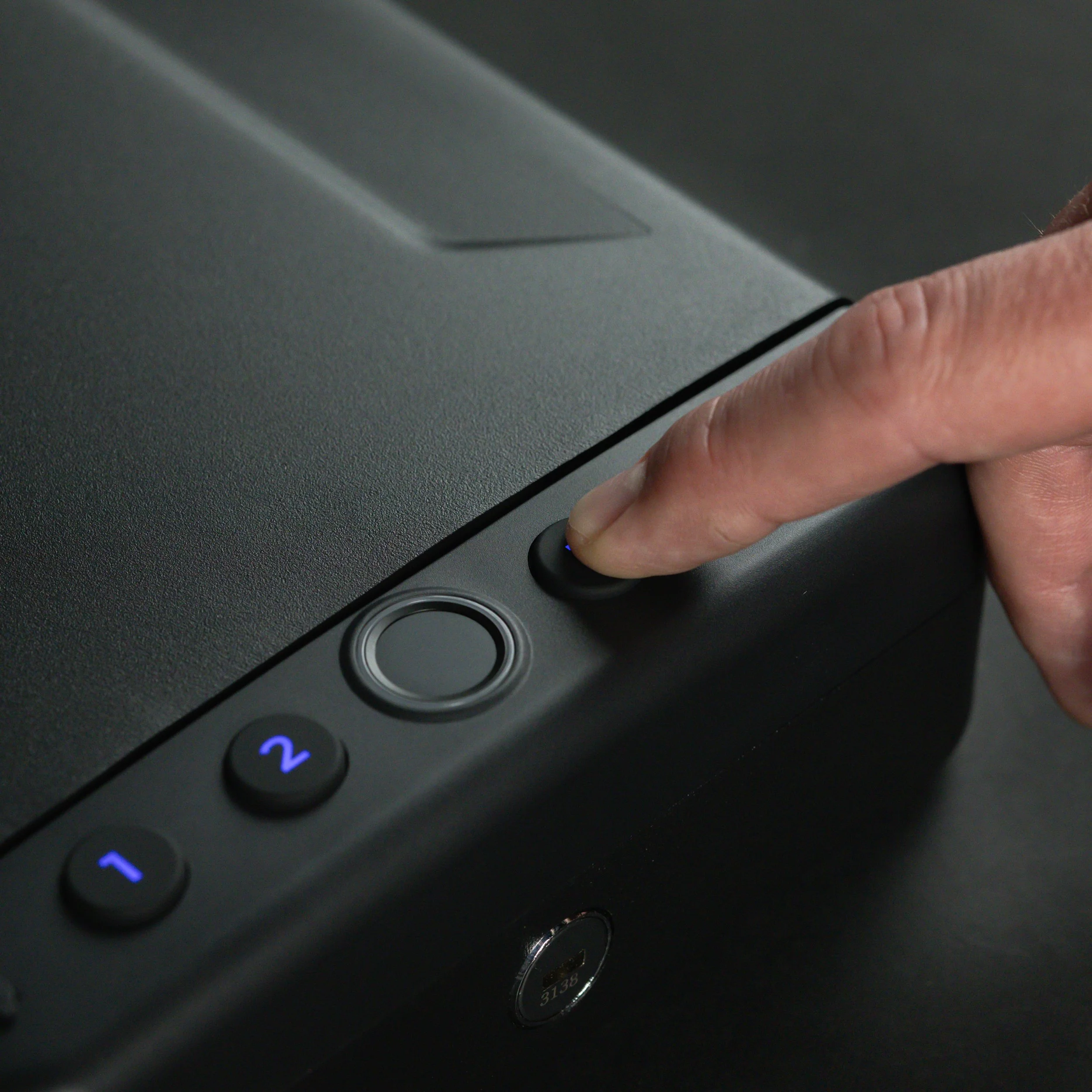 WÄCHTER 100 - Portable Biometric Safe_Blk Studio Photos-09-26.jpg