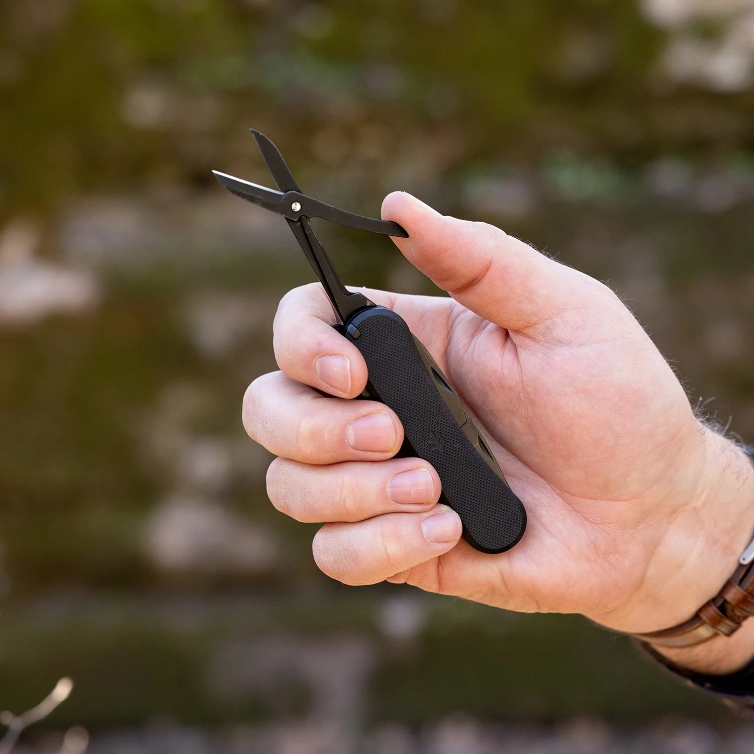 Helfen_Black_Lifestyle_PDP 2.jpg