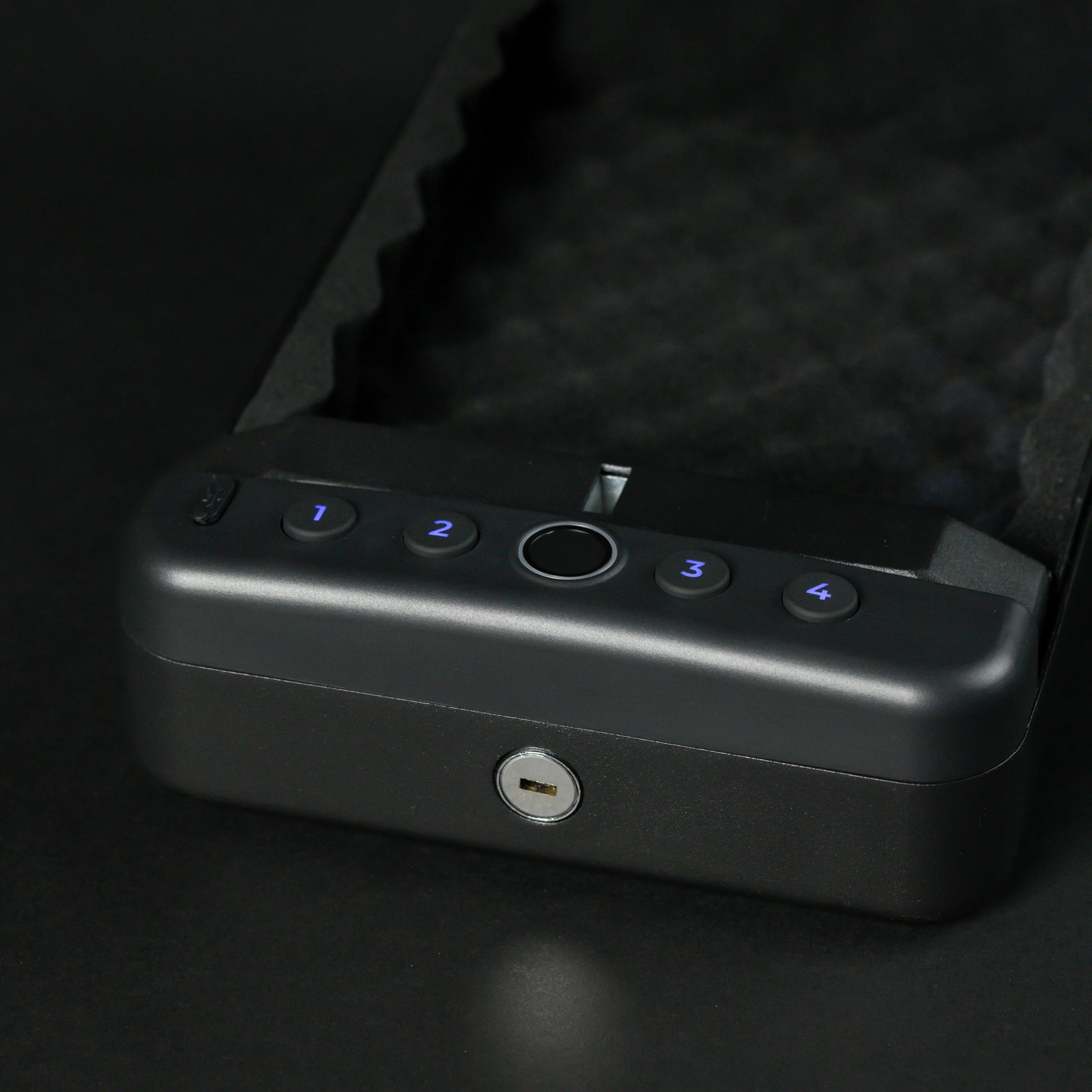 WÄCHTER 100 - Portable Biometric Safe_Blk Studio Photos-03-17.jpg