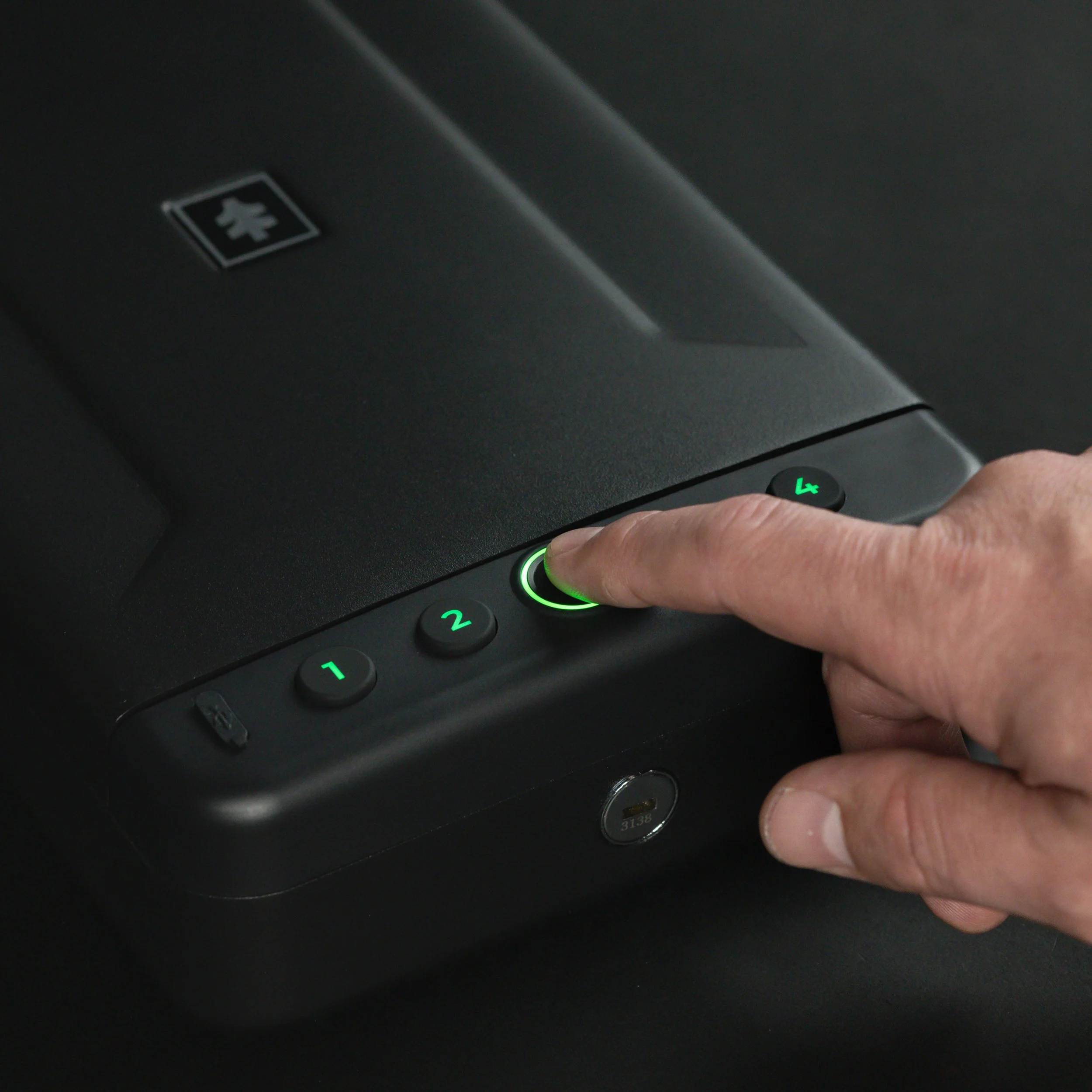 WÄCHTER 100 - Portable Biometric Safe_Blk Studio Photos-05-20.jpg