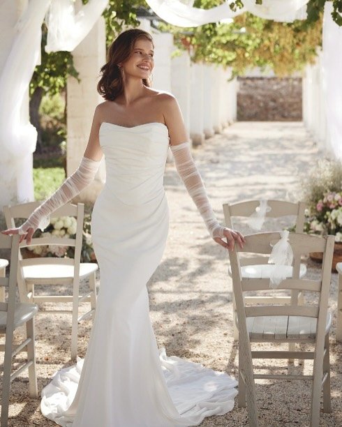 We are drooling over this brand new Fall 2025 Lillian West dress with detachable sleeves. Made from a gorgeous crepe material, this gown is the perfect mixture of structure, stretch and clean lines 👌 

Come try it on!
Lillian West 66388

#lillianwes