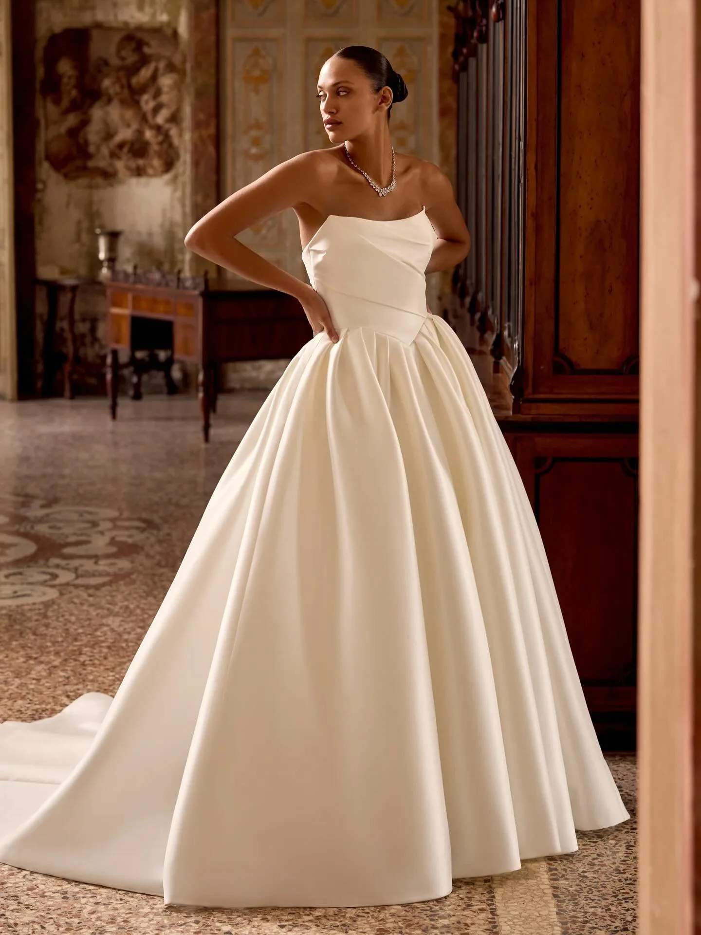 Basque waist beauty - who else is currently obsessed with this waistline? We are so excited for this gorgeous new JA gown. Schedule an appointment to try on today!

🗓️ www.ivorylacebridal.com

#ivorylacebridal #justinalexander #basquewaist #weddingd