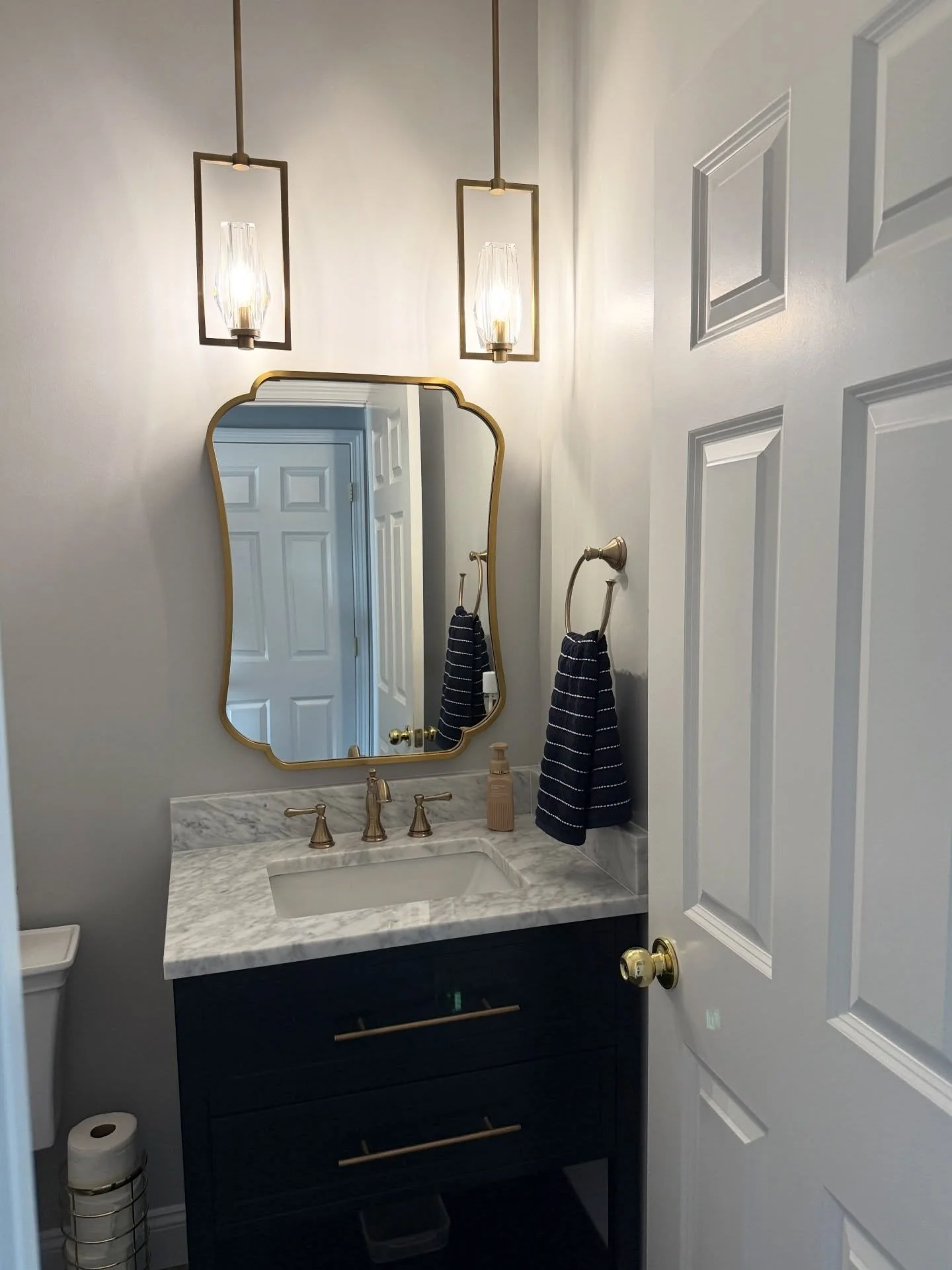 It&rsquo;s often the smallest spaces that leave the biggest impression.

This powder room transformation is a perfect example of how intentional design, layered materials, warm finishes, and thoughtful lighting can completely shift how a space feels.