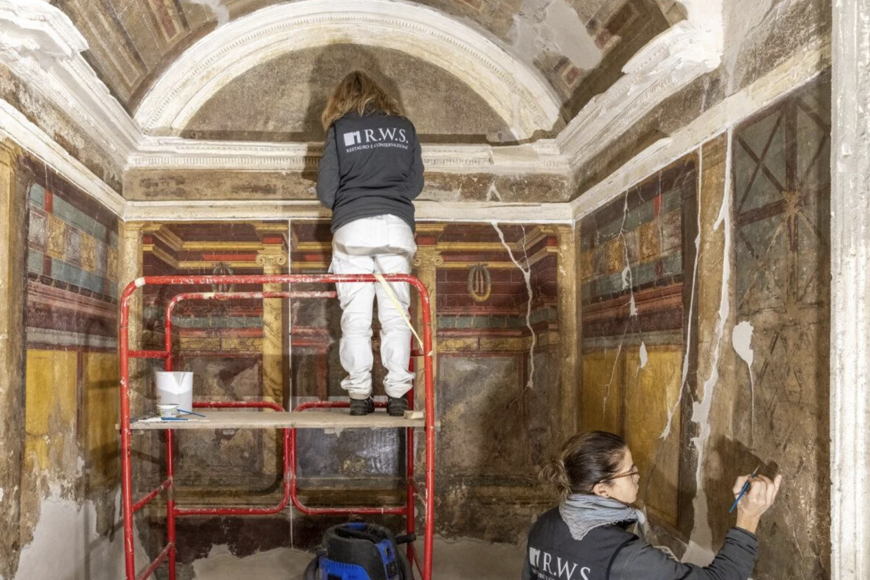 Roman Frescoes Unearthed at Villa di Poppea Near Pompeii!