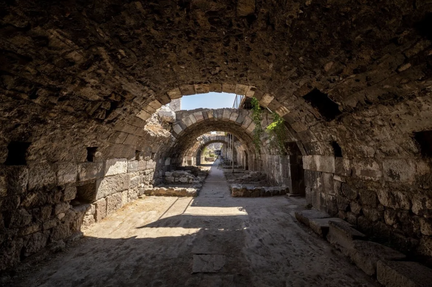 Ancient Smyrna Reveals 1,500-Year-Old Rooms, Wall Paintings and Roman Water Channel!