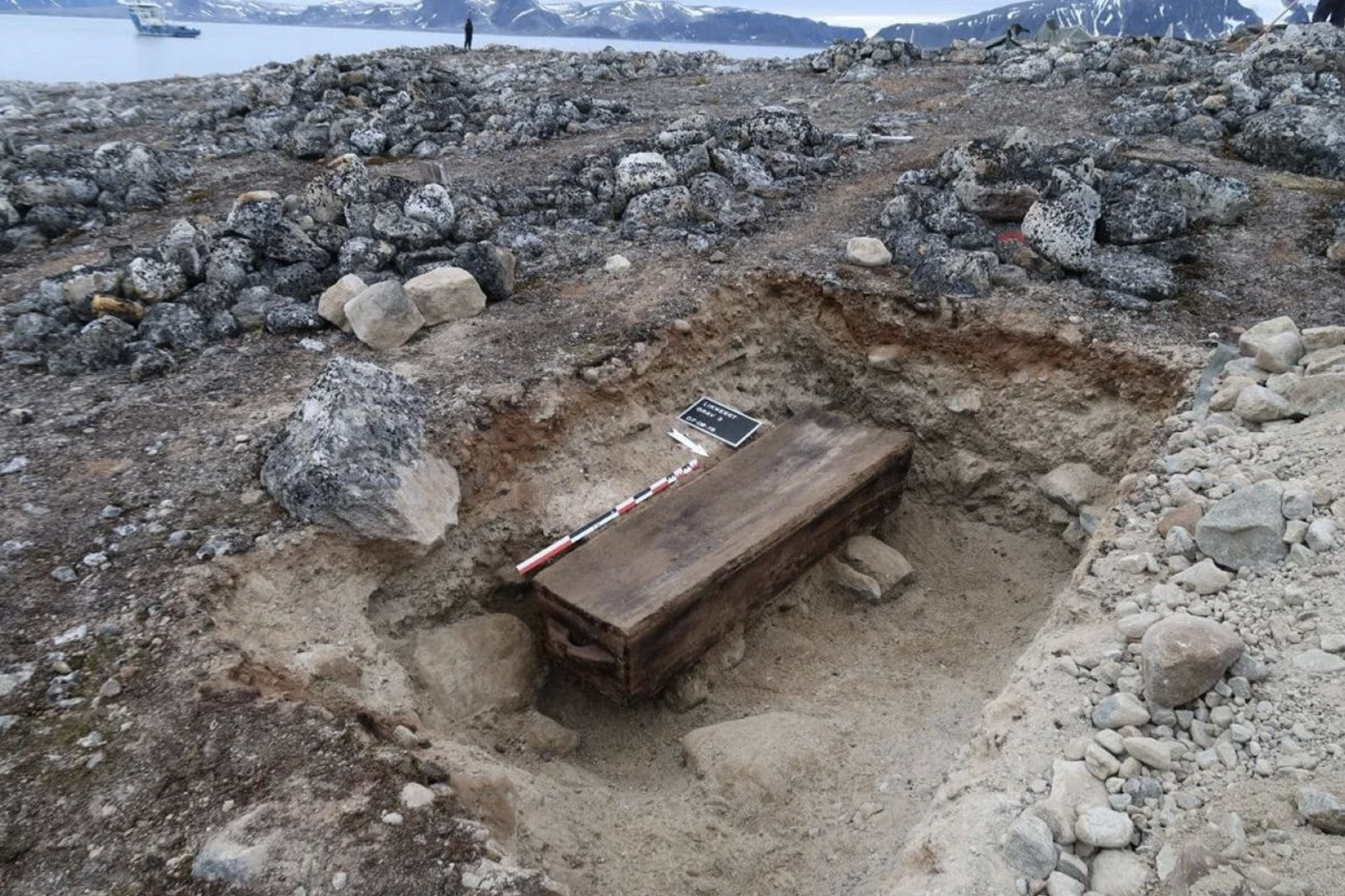 Ancient whalers grave in Svalbard