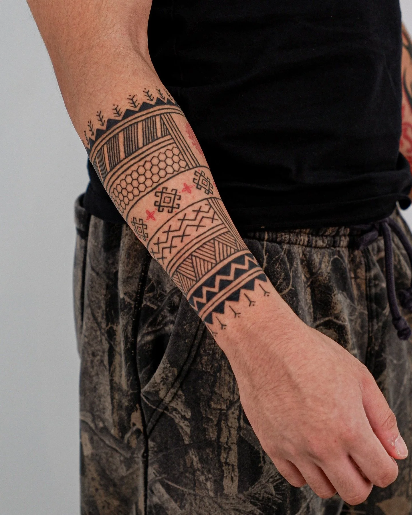 Filipino tribal band tattoo

Done by @ynatinta 
At @droptheink 

#torontotattoos #tattoo #ynatinta #filipinotraditionaltattoo #tribaltattoo