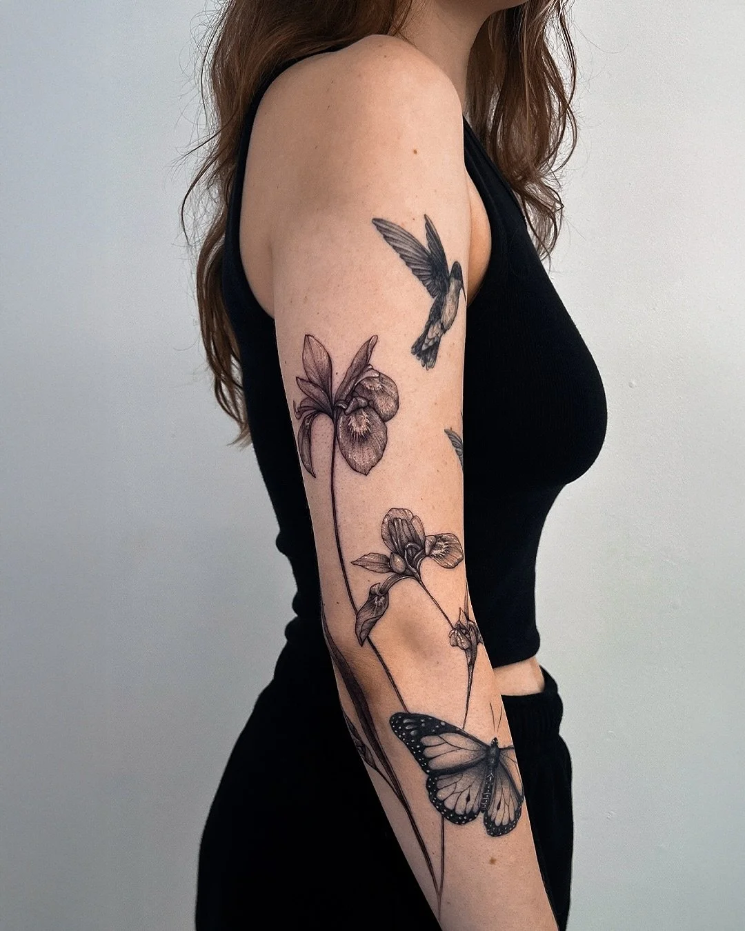 Done by @gianinatattooer 
At @droptheink 

#torontotattoo #tatto #flowertattoos #linetattoo #flowtattoo #organicdesign