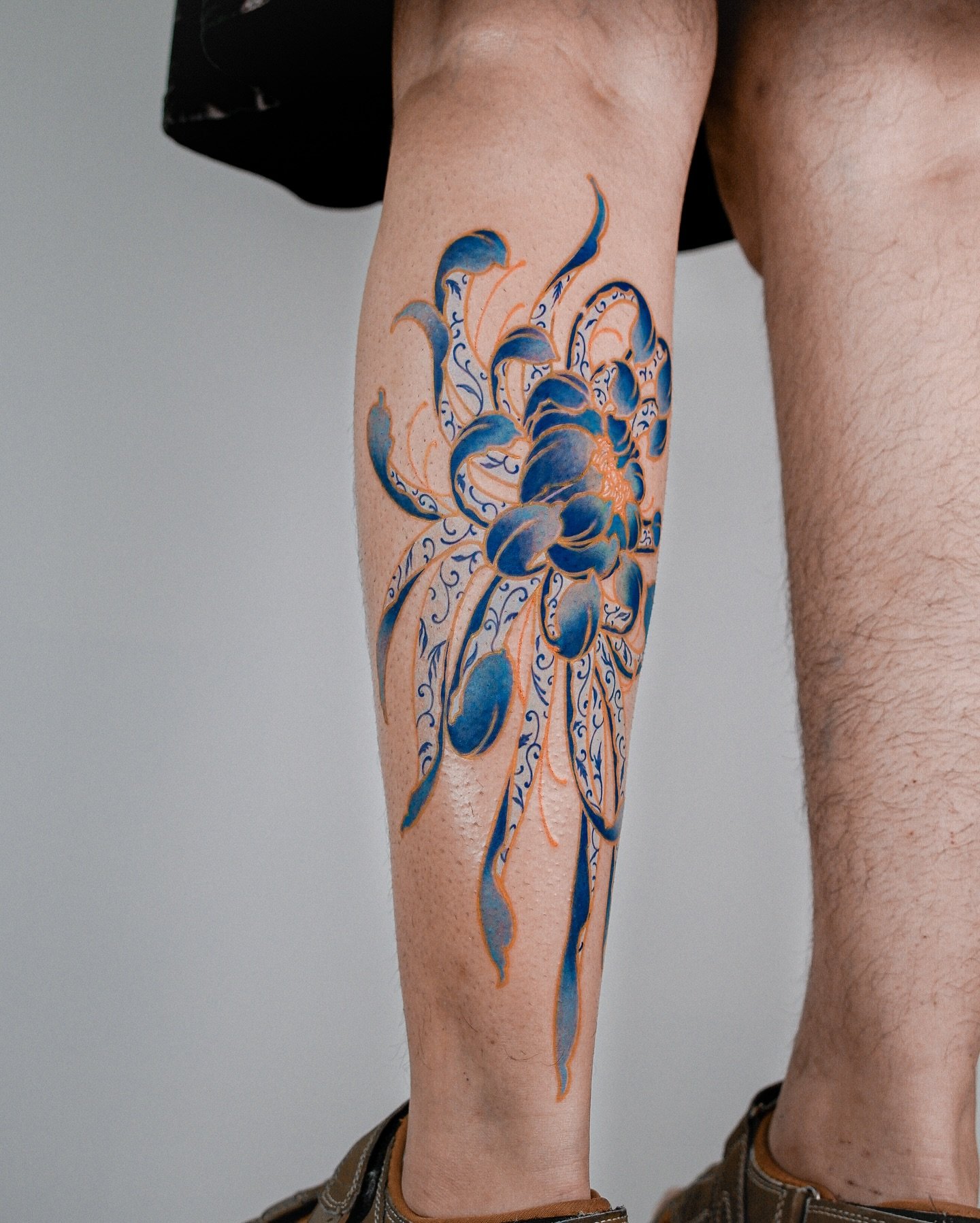 Done by @damduk.oriental
At @droptheink 

#torontotattoos #toronto #orientaltattoo #floraltattoo