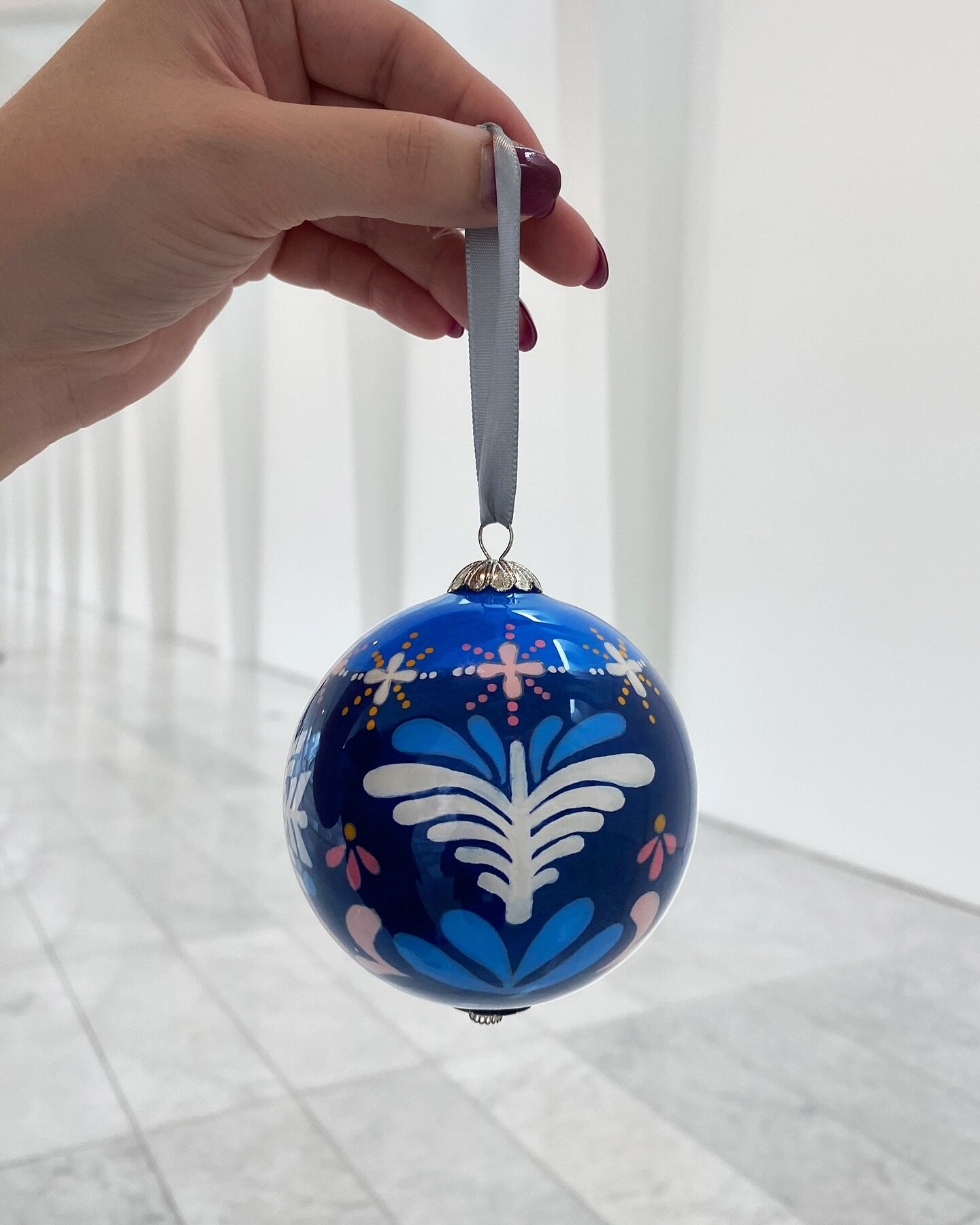 Hey Milwaukee folks! I will be at @milwaukeeart on 11/26 &amp; 12/14 signing holiday ornaments. Please drop by and say hello 😍💕 

If you&rsquo;re unable to make the events you can also purchase the holiday ornament online and in-store 💕❄️
