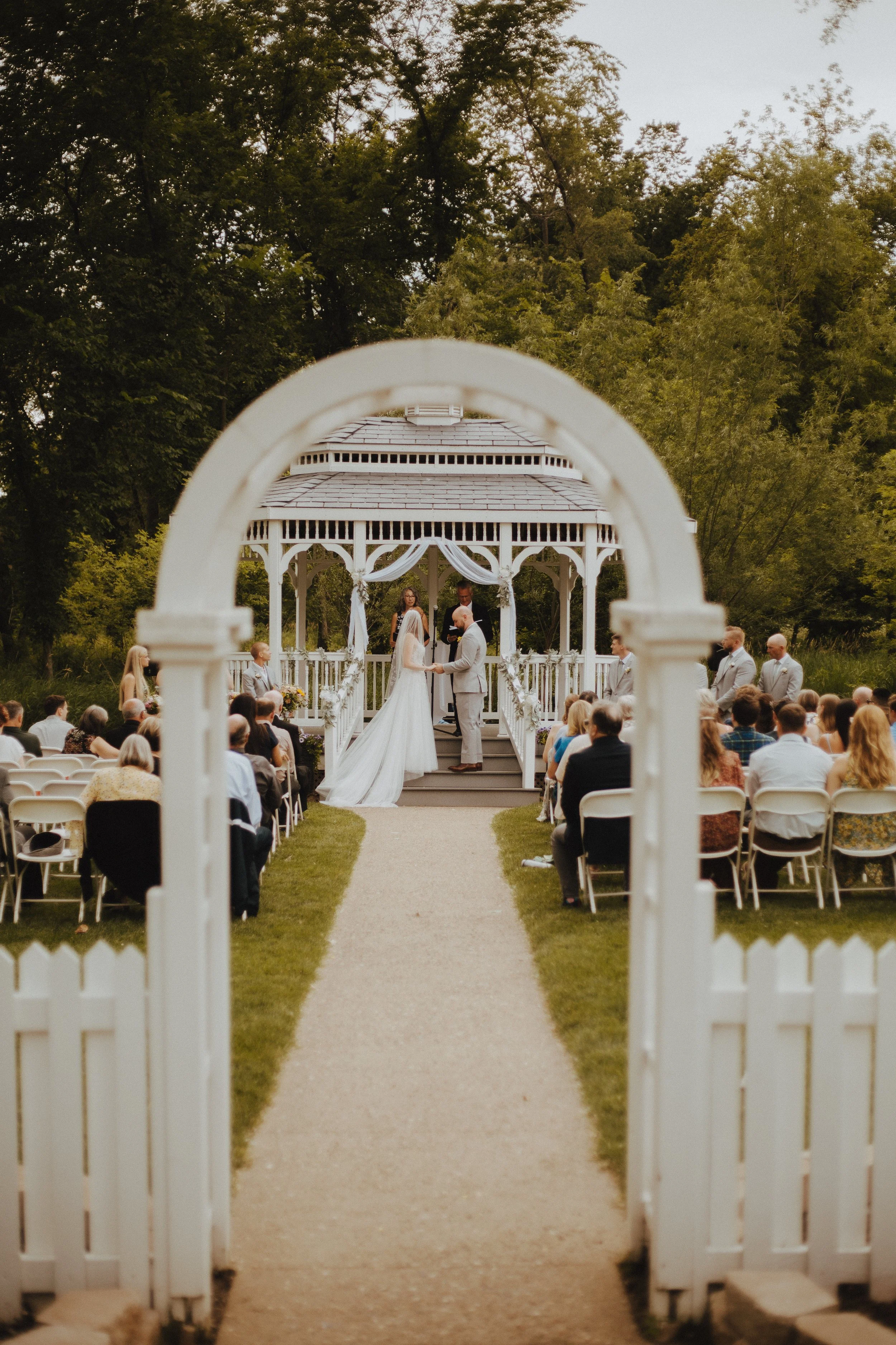 Outdoor vs. Indoor Wedding Ceremonies in Iowa