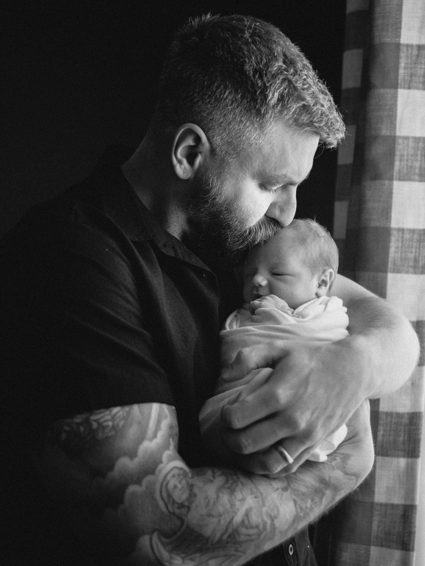 I just love newborn sessions so much. 🤍 Those tiny fingers, sleepy stretches, and all the sweet little details go by way too fast!

Newborn sessions are best scheduled when baby is 7&ndash;14 days old. That&rsquo;s when they&rsquo;re extra sleepy an